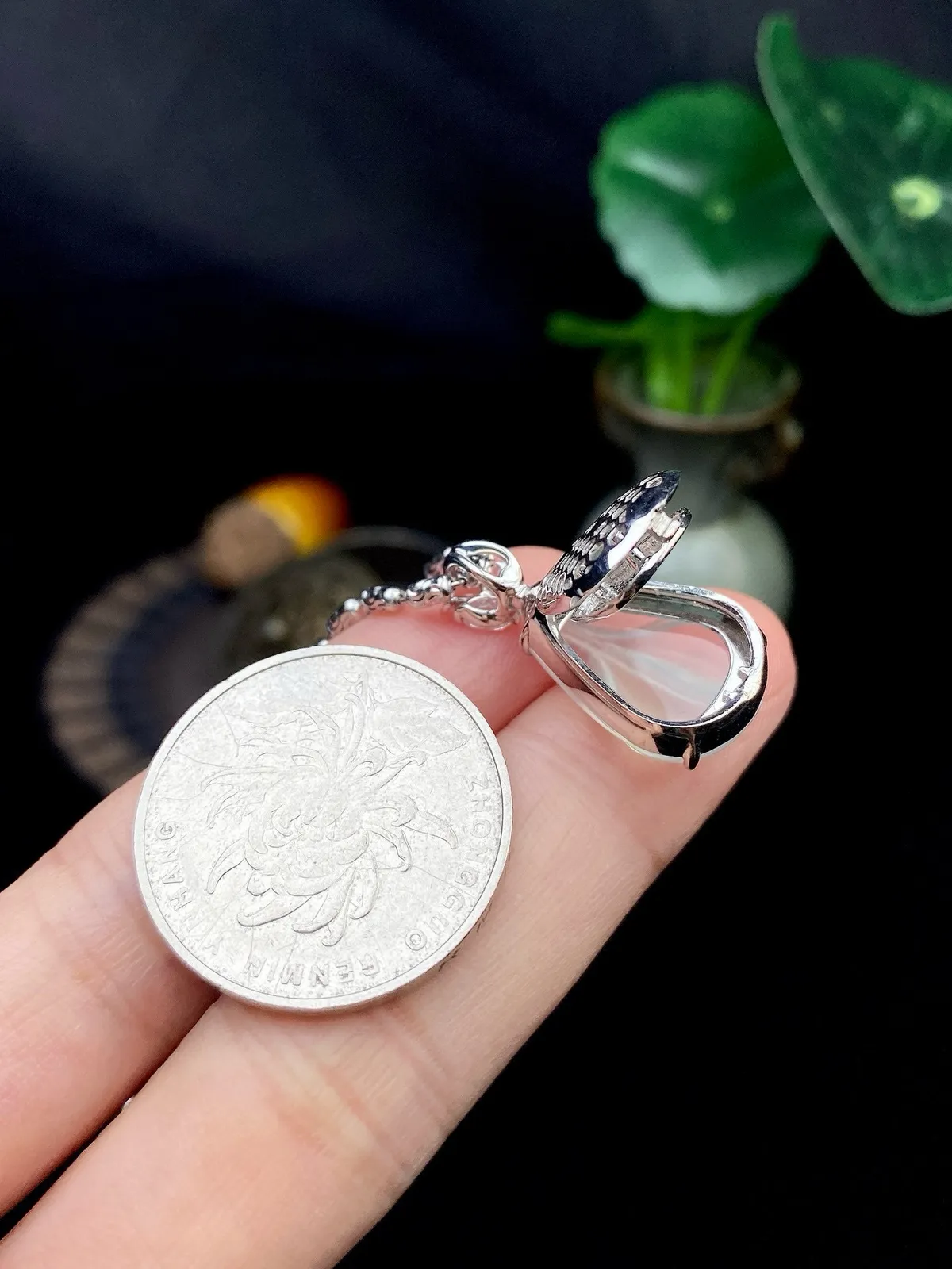 【冰种叶子】金枝玉叶，质地细腻，冰润透亮，光泽出众，18k金钻镶嵌，裸石尺寸18*13*3.8毫米