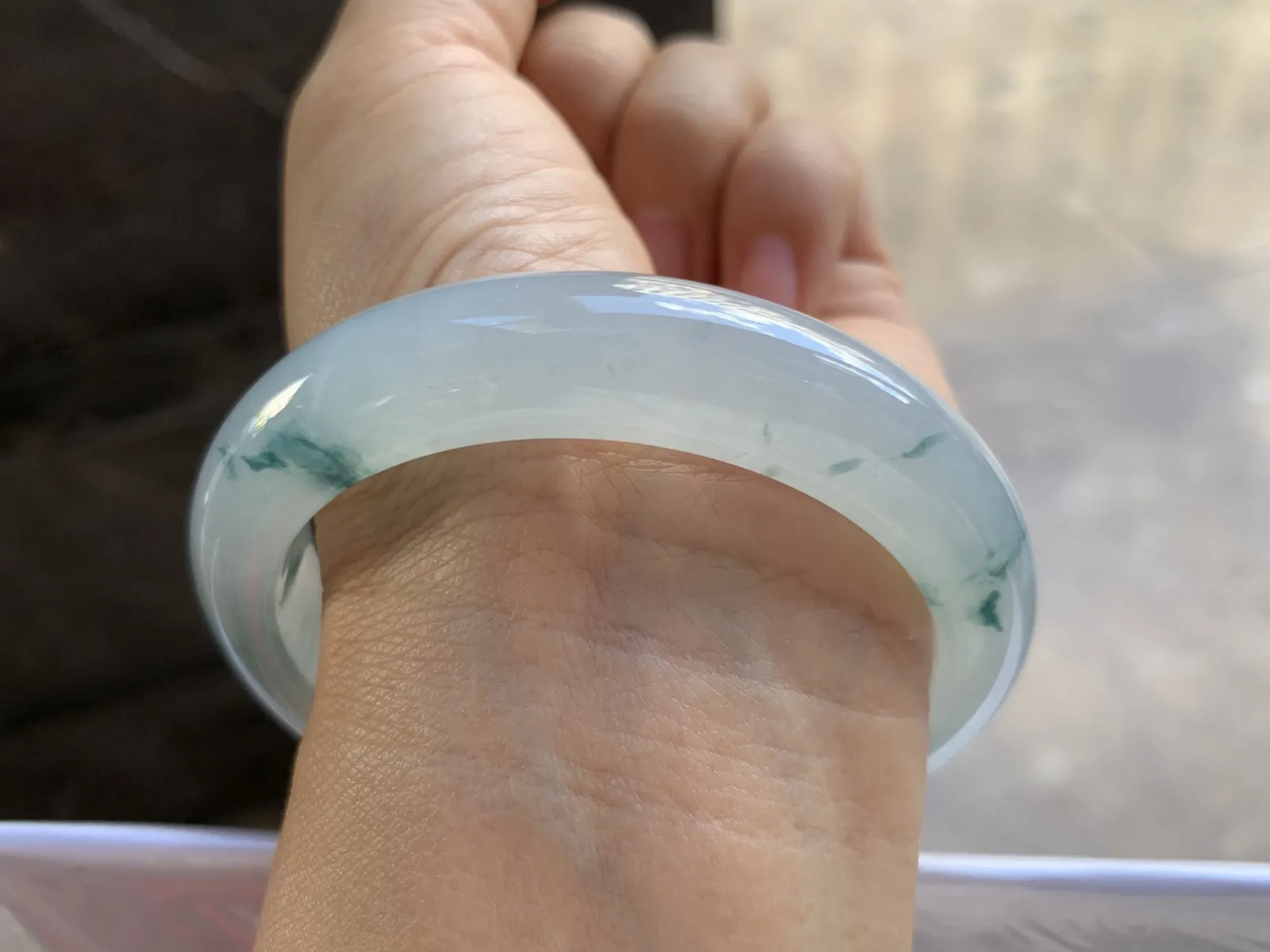 57-13-9mm
冰种飘花手镯 水润光泽 花色浓郁漂亮  山水画即视感