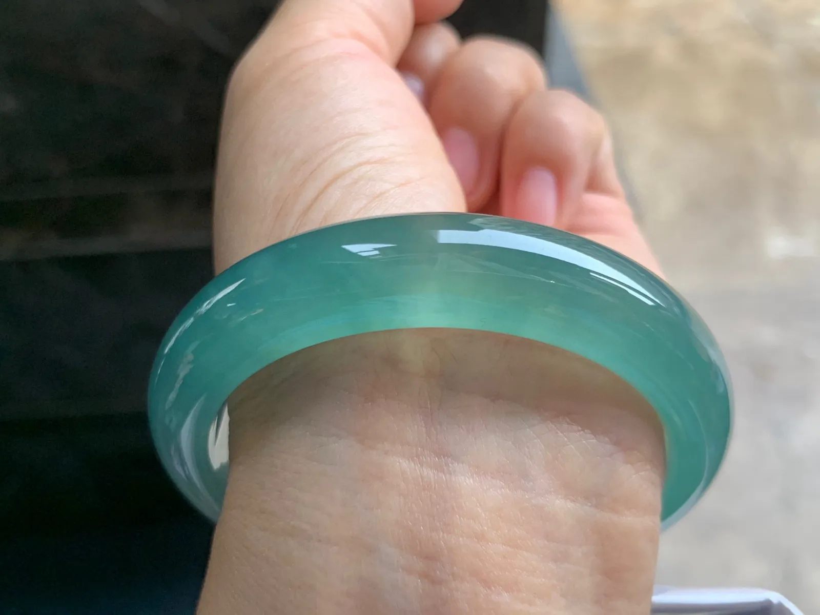 55-12.6-8.4mm
冰蓝手镯 冰透莹润 颜色独特漂亮 上手漂亮