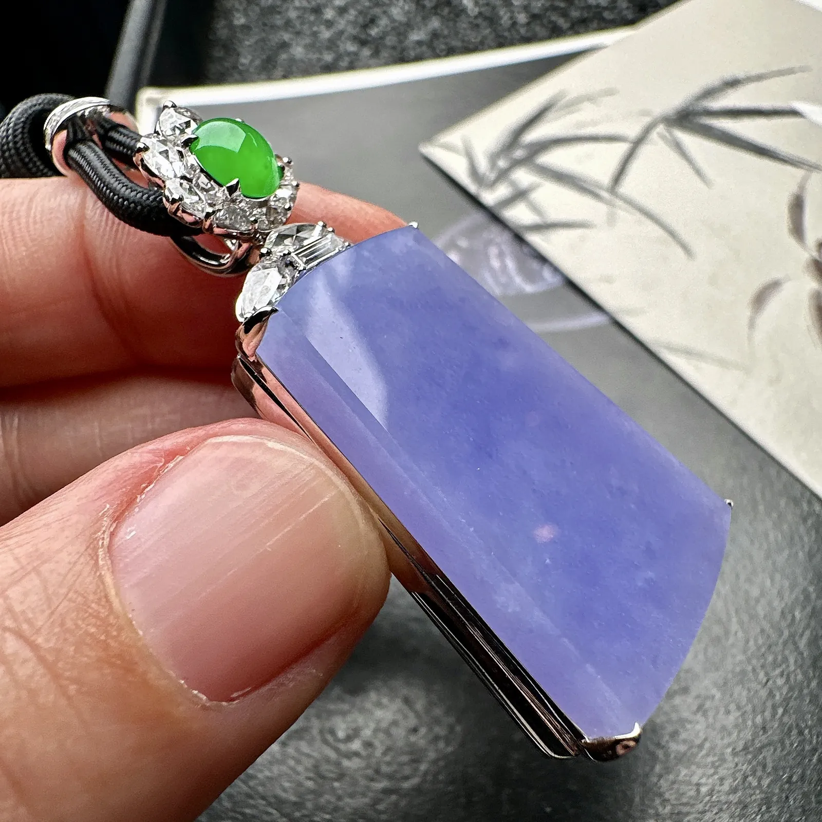 【冰种紫无事牌吊坠】少见的冰紫无事牌，质地细腻，妖紫色泽，光泽度不错，18k金钻镶嵌，裸石尺寸31.3*22.9*5.3毫米