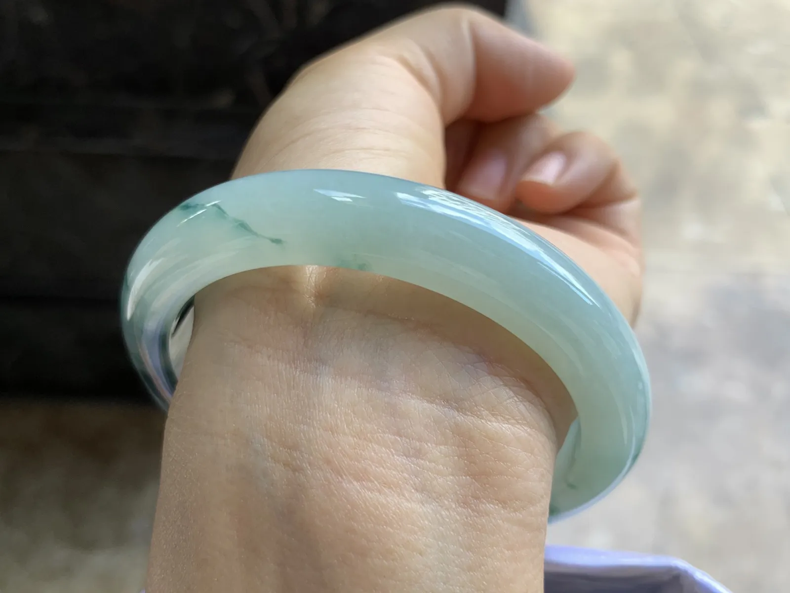 58.5-11.2-8.7mm
飘花手镯 底子细腻 山水花色 浓郁 韵味悠长