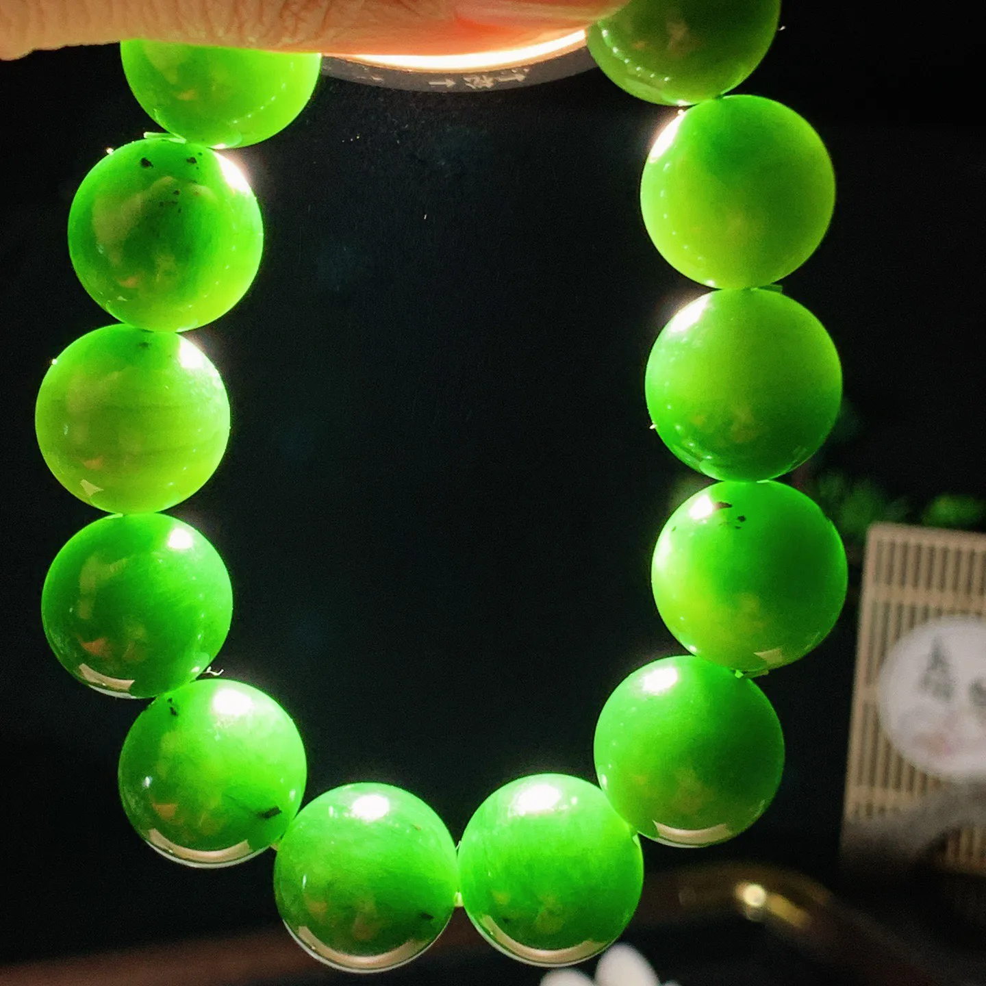 和田玉菠菜绿俄罗斯碧玉手串。单颗尺寸16！玉质细腻油润。手推出油。佩戴高端典雅。lt251203