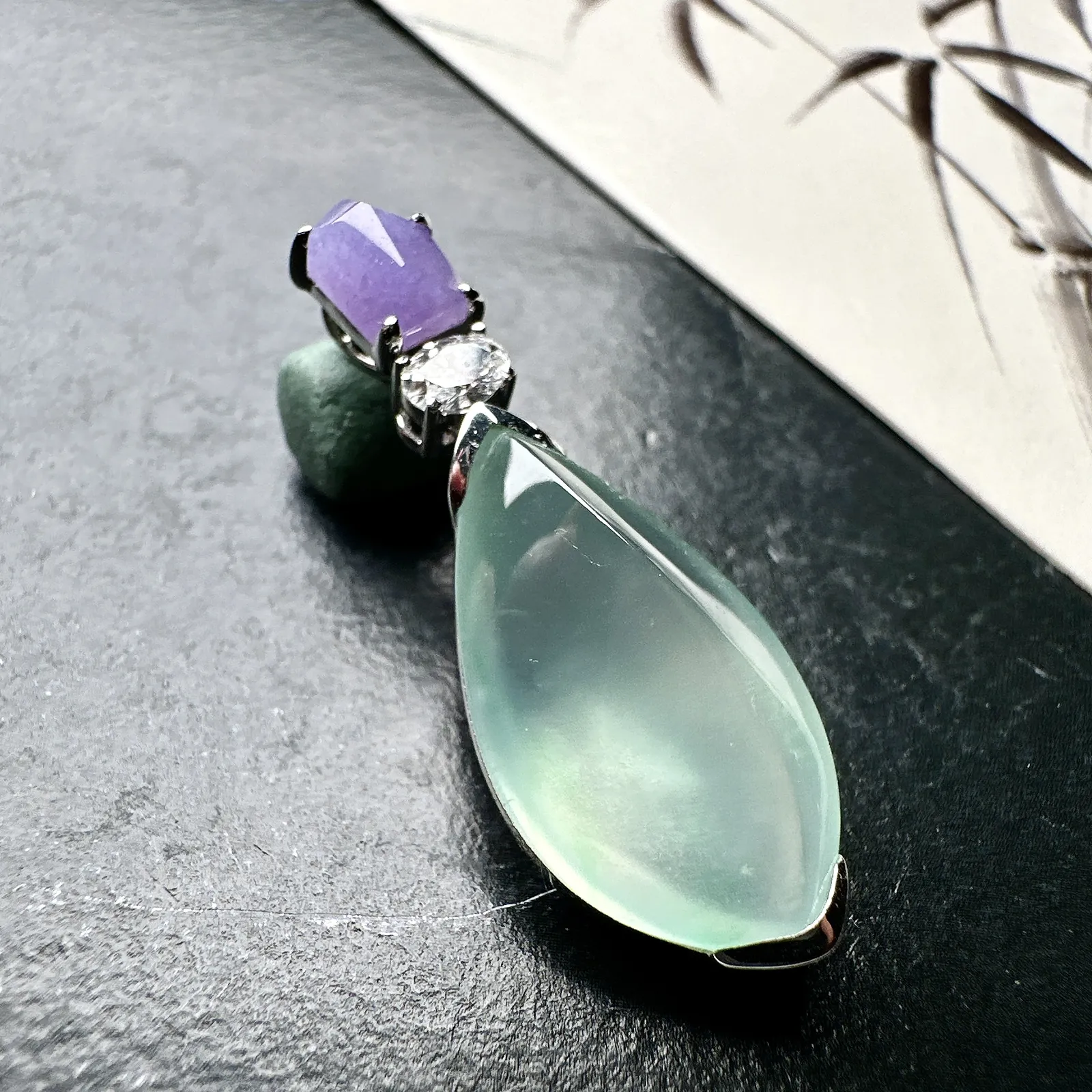 【冰种晴绿随形吊坠】质地非常细腻干净，冰润十足，种老冰透，收藏品质。18k金钻镶嵌，裸石尺寸21.5*5.6毫米