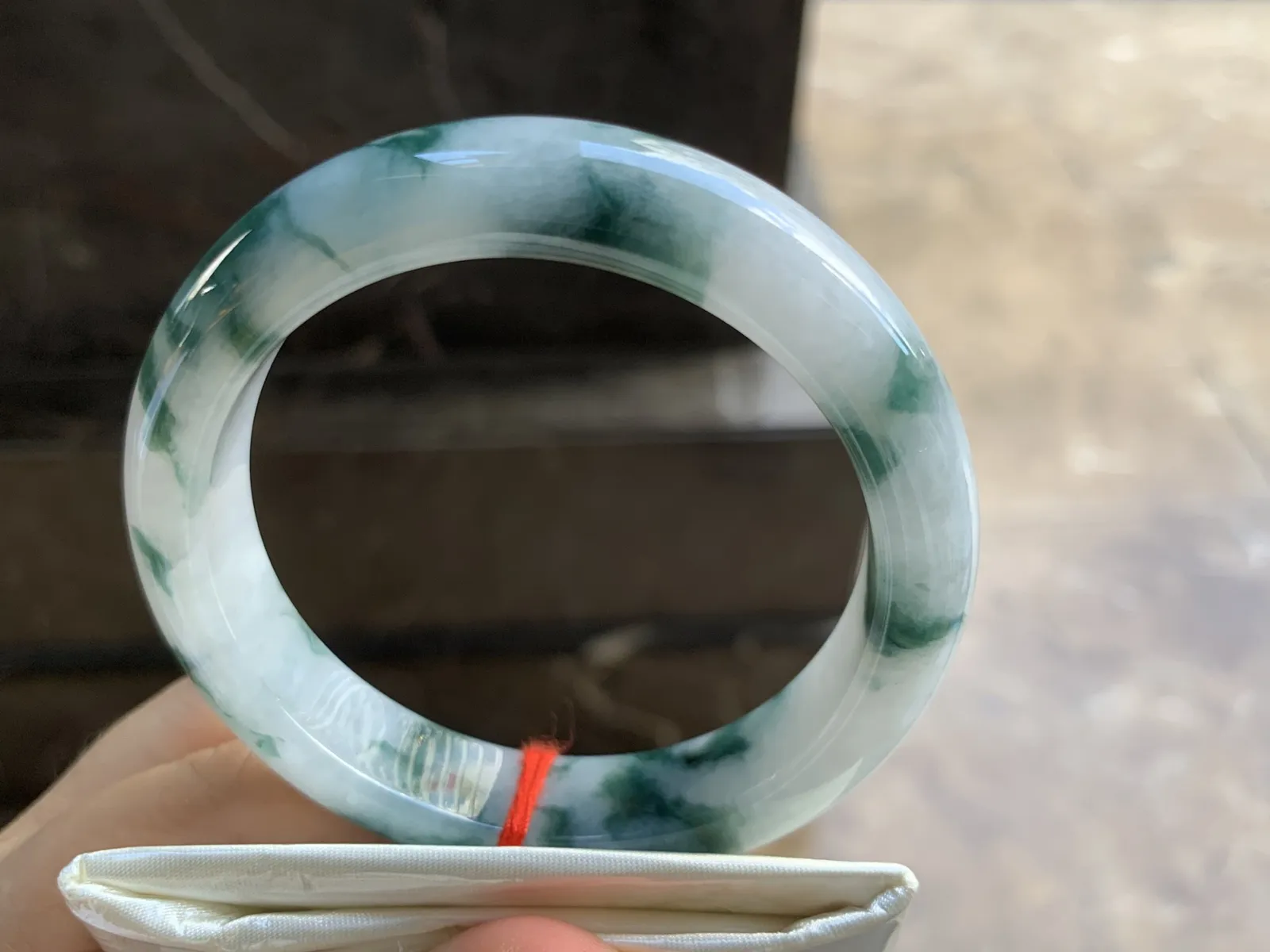 55-12.4-8.4mm
飘花手镯 底子细腻 花色浓郁