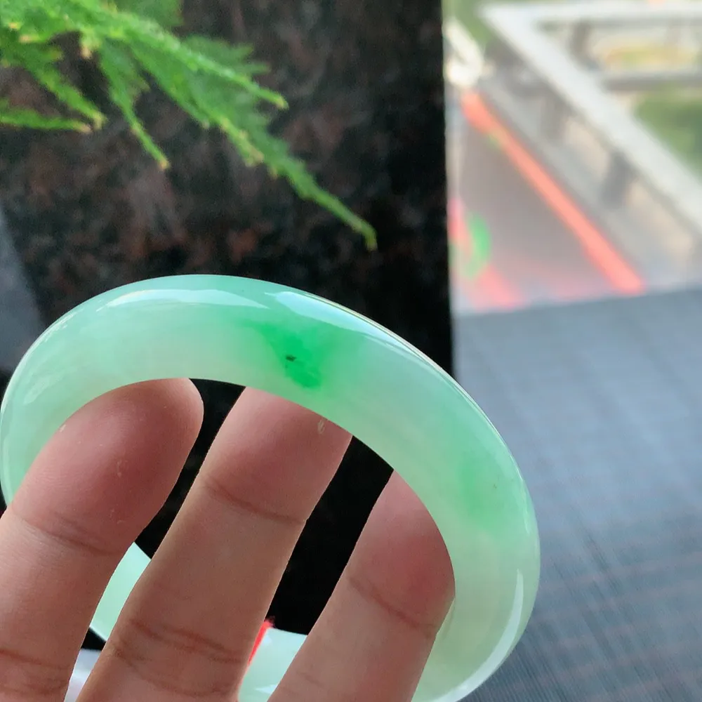 正圈高冰阳绿 无瑕 尺寸:57.5/13.3/7.1 种色兼备