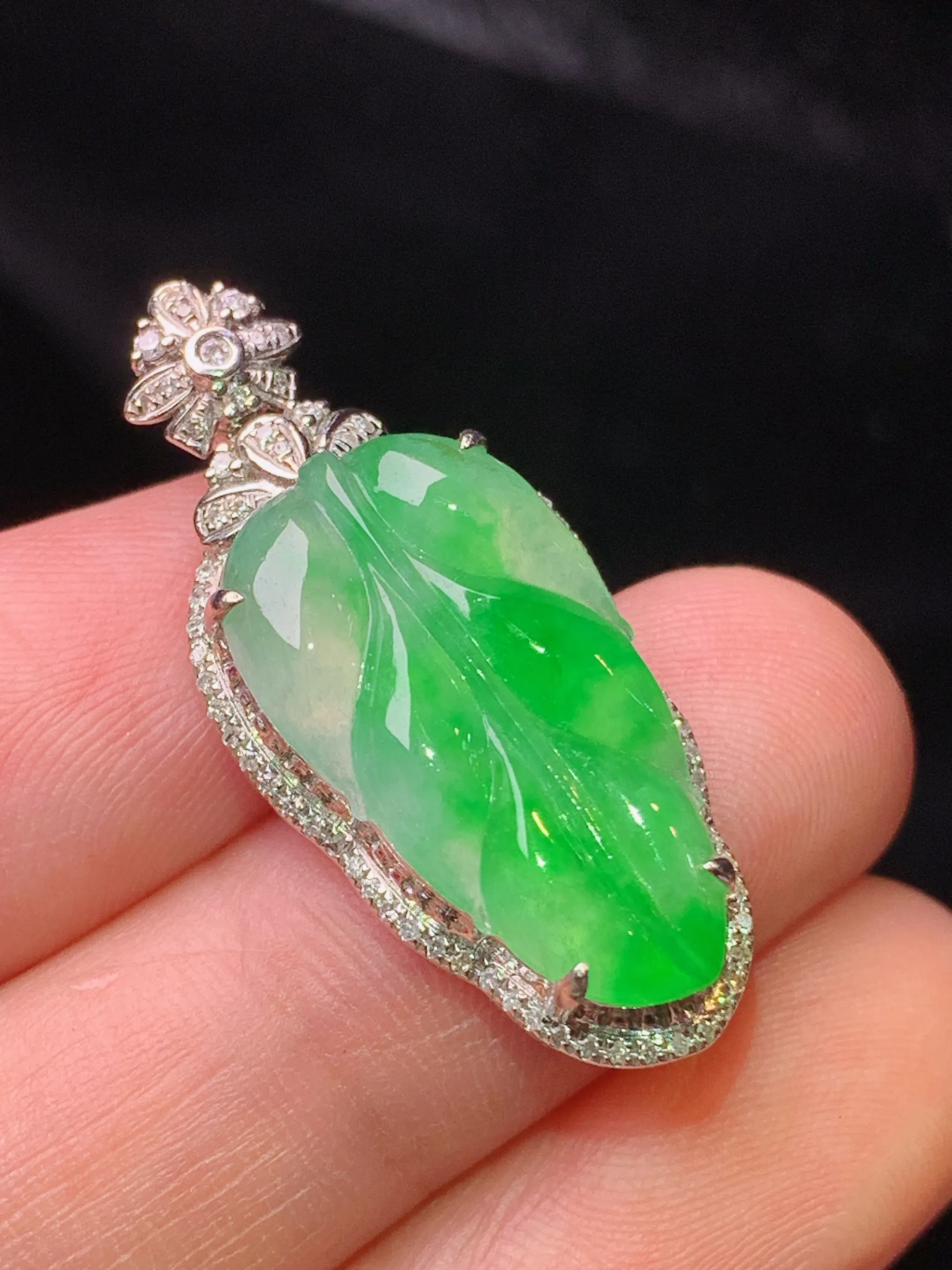 18k金钻镶嵌翠绿树叶吊坠 玉质细腻 色泽清新艳丽 整体尺寸31.5*13.8*6.8