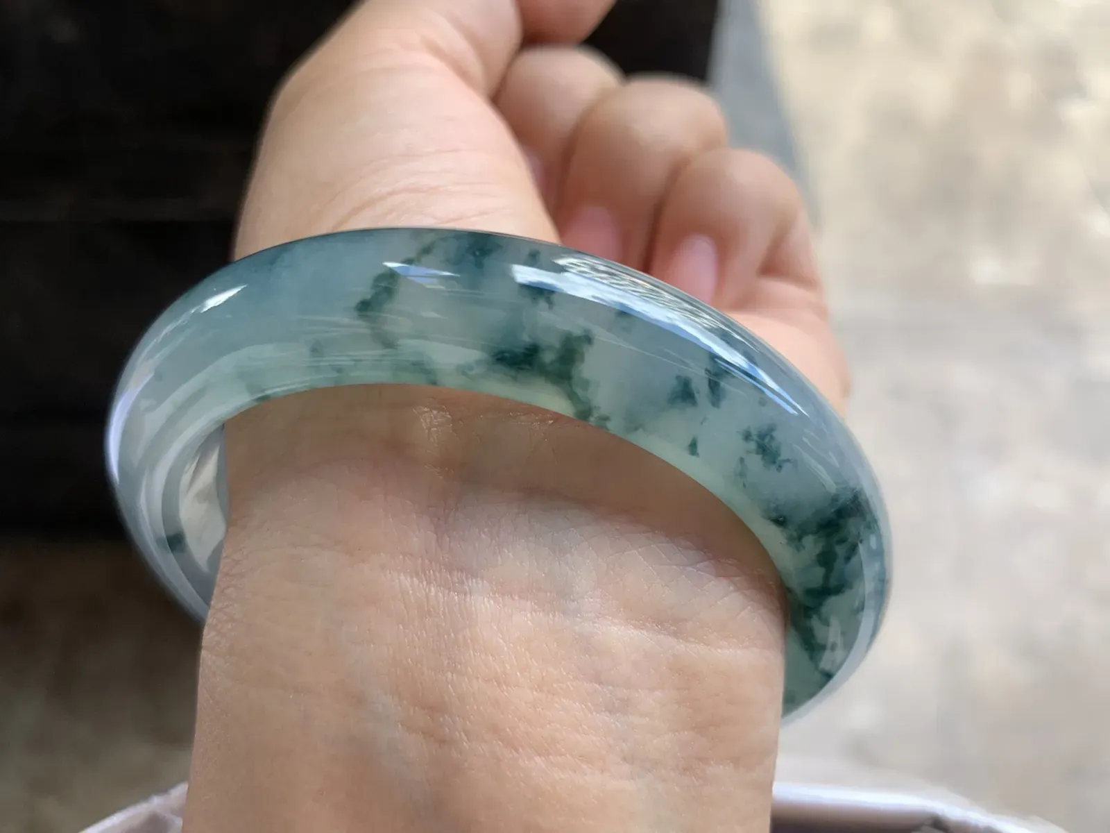 57.5-13.2-8.8mm
冰种飘花手镯 水润光泽 花色漂亮