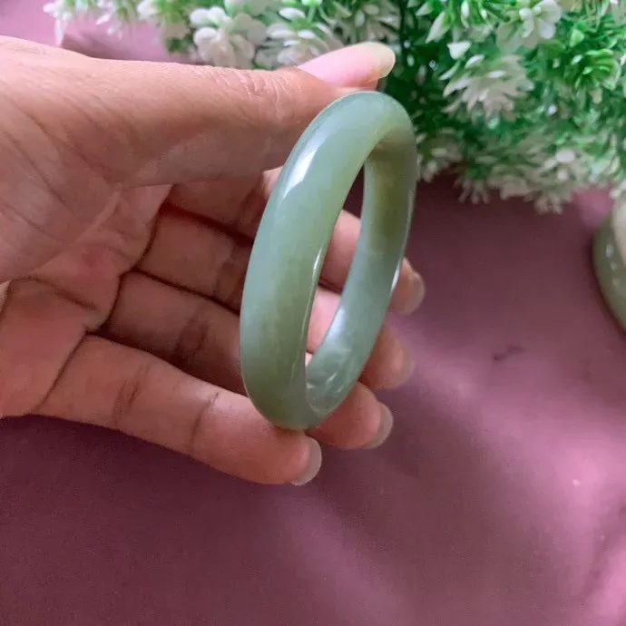 和田玉51圈口且末蓝手镯，玉质特细腻油润，高脂粉，品相超赞，️萦绕腕间时，古韵不失时尚，素雅不失品味，细腻光滑的触感，使人沉醉，气质高