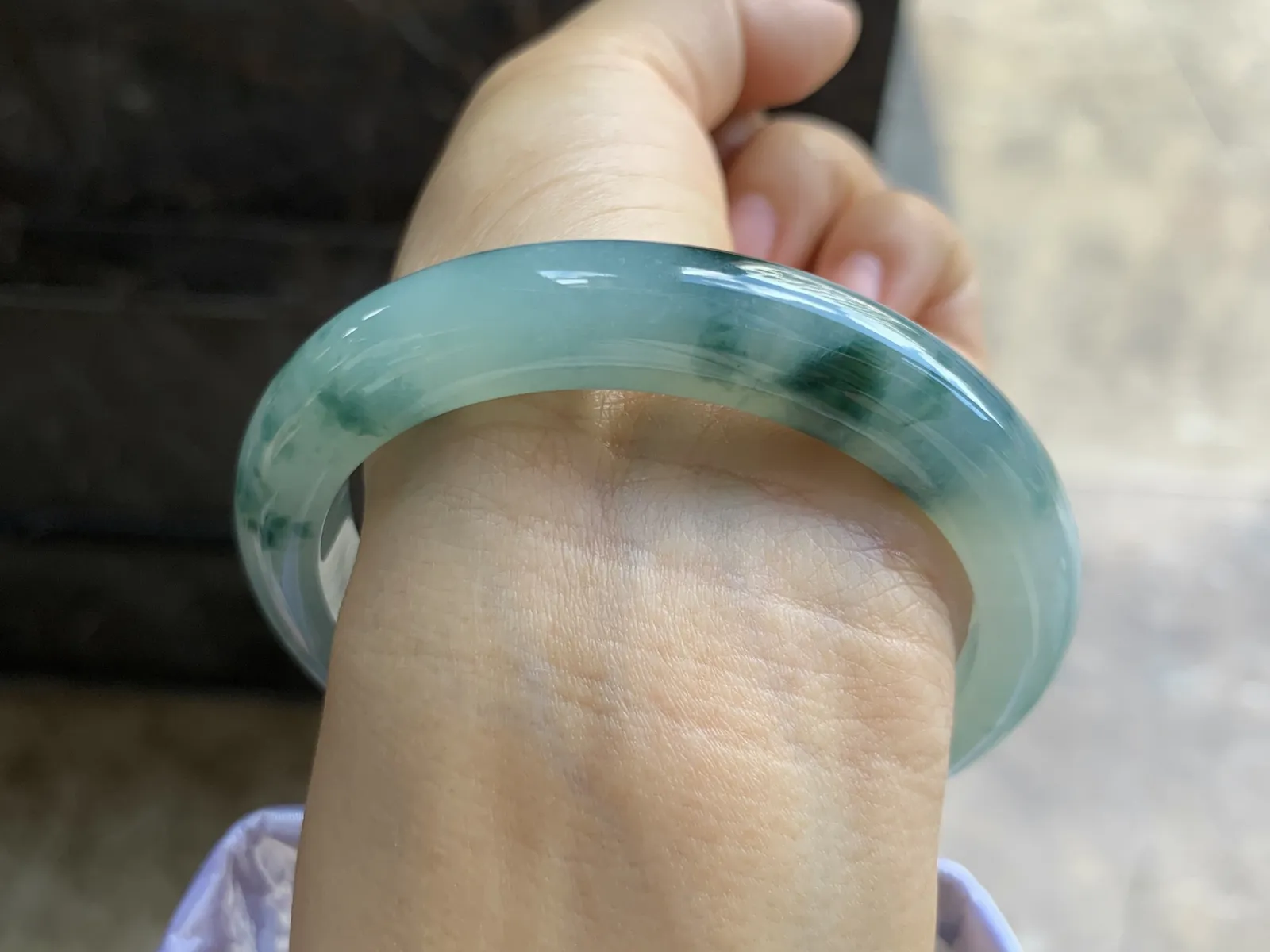 58.5-11.2-8.7mm
飘花手镯 底子细腻 山水花色 浓郁 韵味悠长