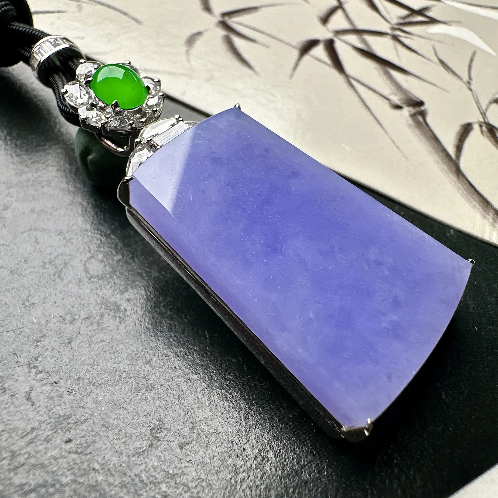 【冰种紫无事牌吊坠】少见的冰紫无事牌，质地细腻，妖紫色泽，光泽度不错，18k金钻镶嵌，裸石尺寸31.