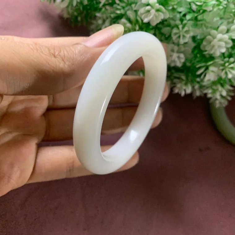 和田玉57.5圈口羊脂白手镯，玉质细腻油润 底色纯净 无裂无杂 脂粉好，品质好