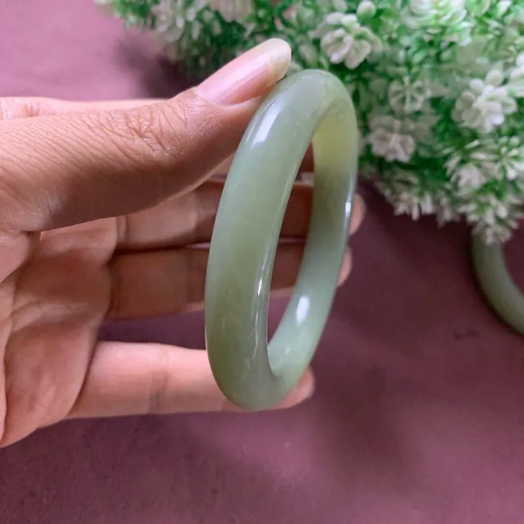 和田玉56圈口且末蓝手镯，玉质细腻油润 底色纯净 无裂无杂 脂粉好，品质好