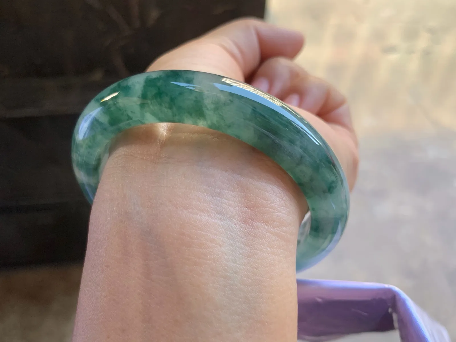 56-11.8-8.7mm
冰种飘花手镯 种好水润 花色浓郁