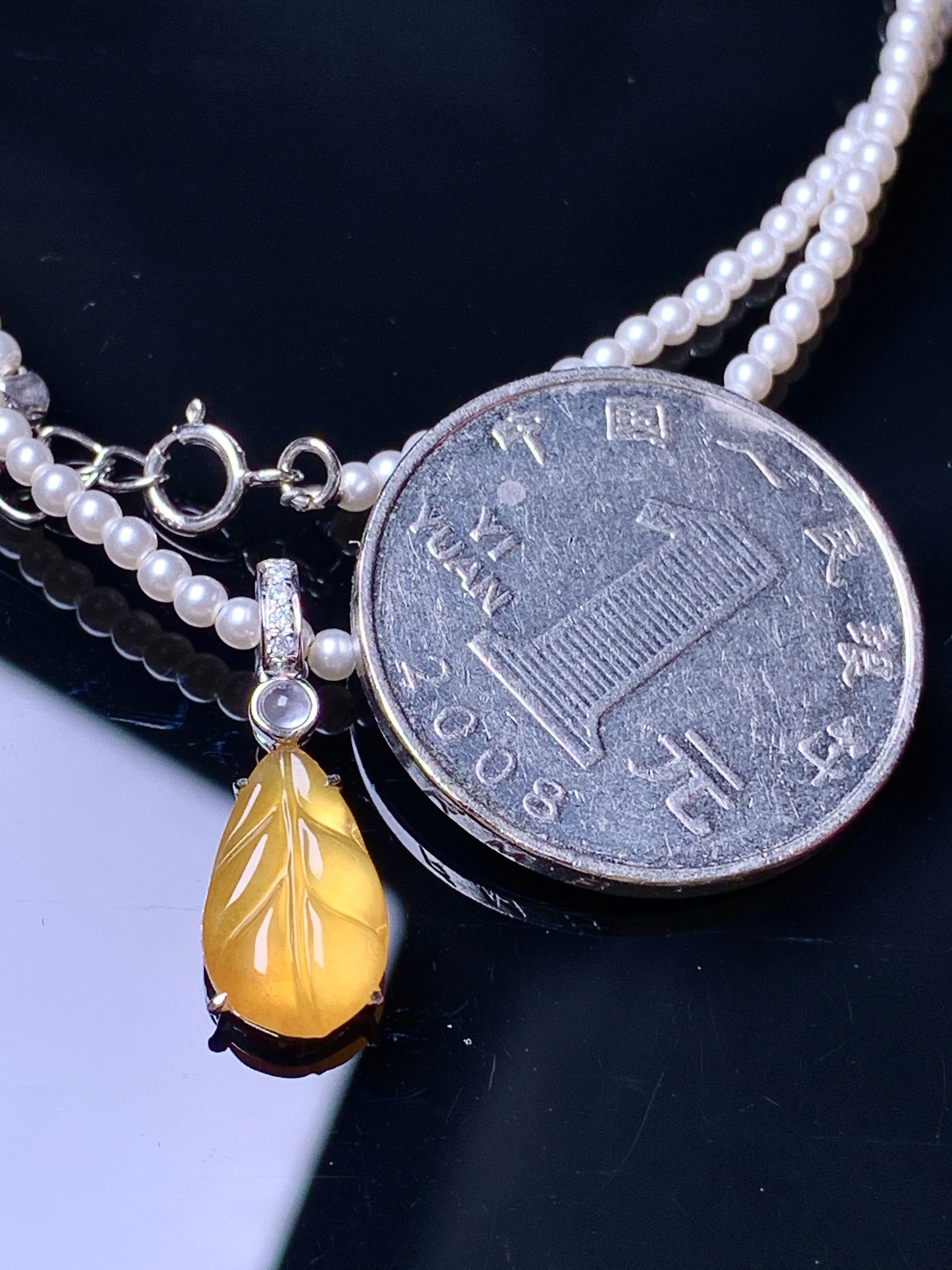 18k金钻镶嵌黄翡树叶吊坠 玉质细腻 色泽清新艳丽 整体尺寸21*7.5*3