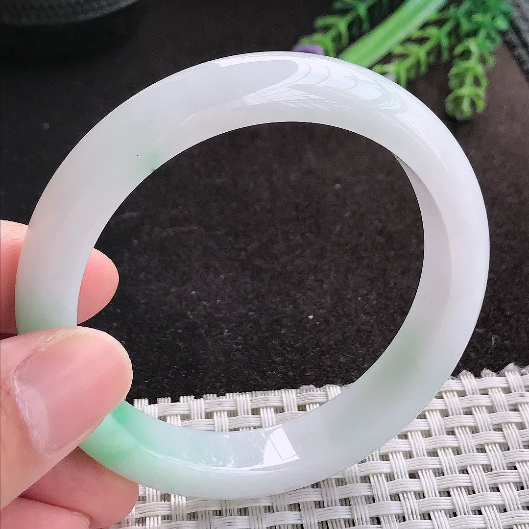 天然A货翡翠56.5/12/8.2老坑精美冰润飘绿手镯白底青宽边玉手镯