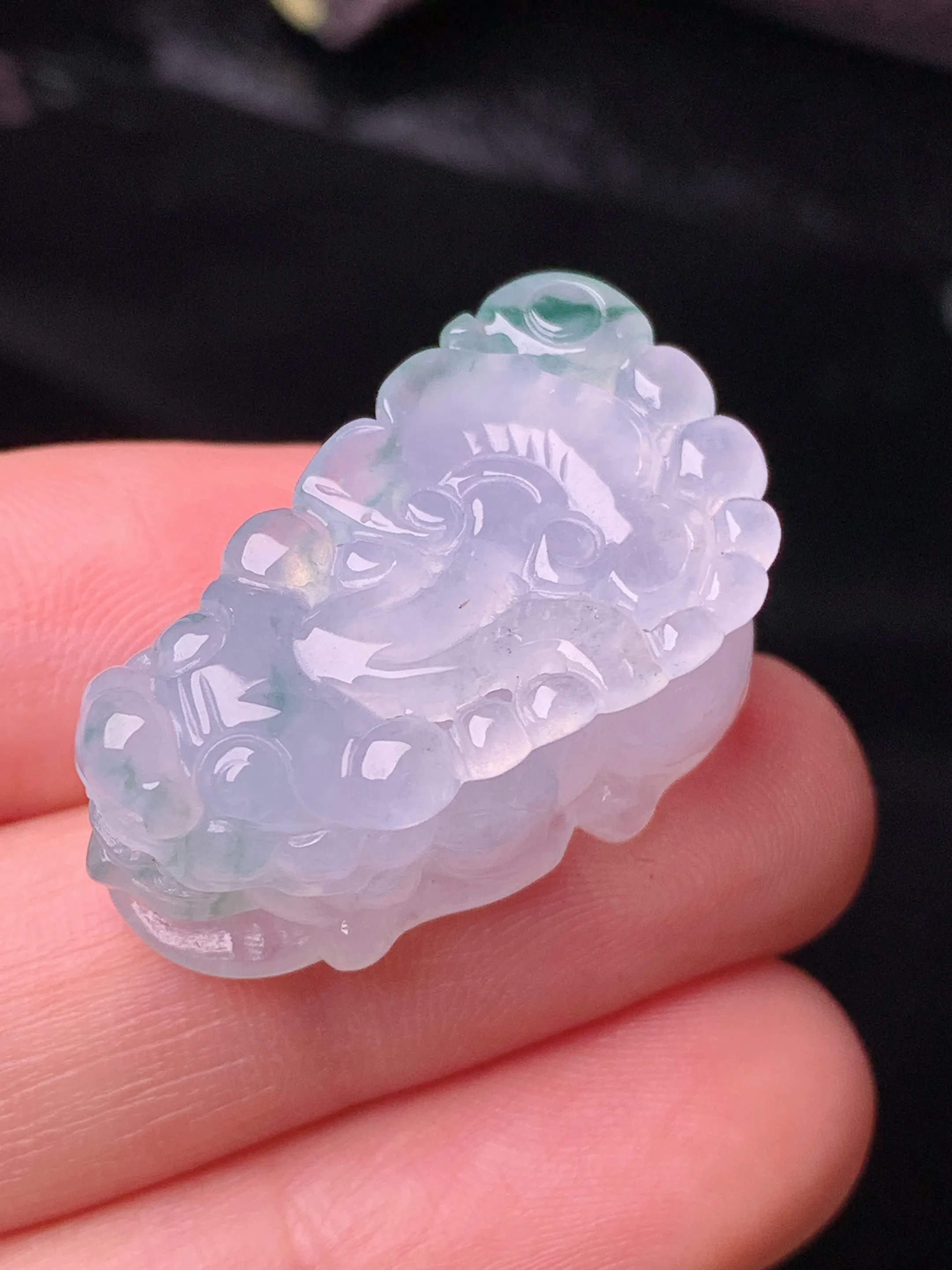 冰种飘绿貔貅吊坠 玉质细腻 色泽清新艳丽 整体尺寸29.5*16.5*11.3