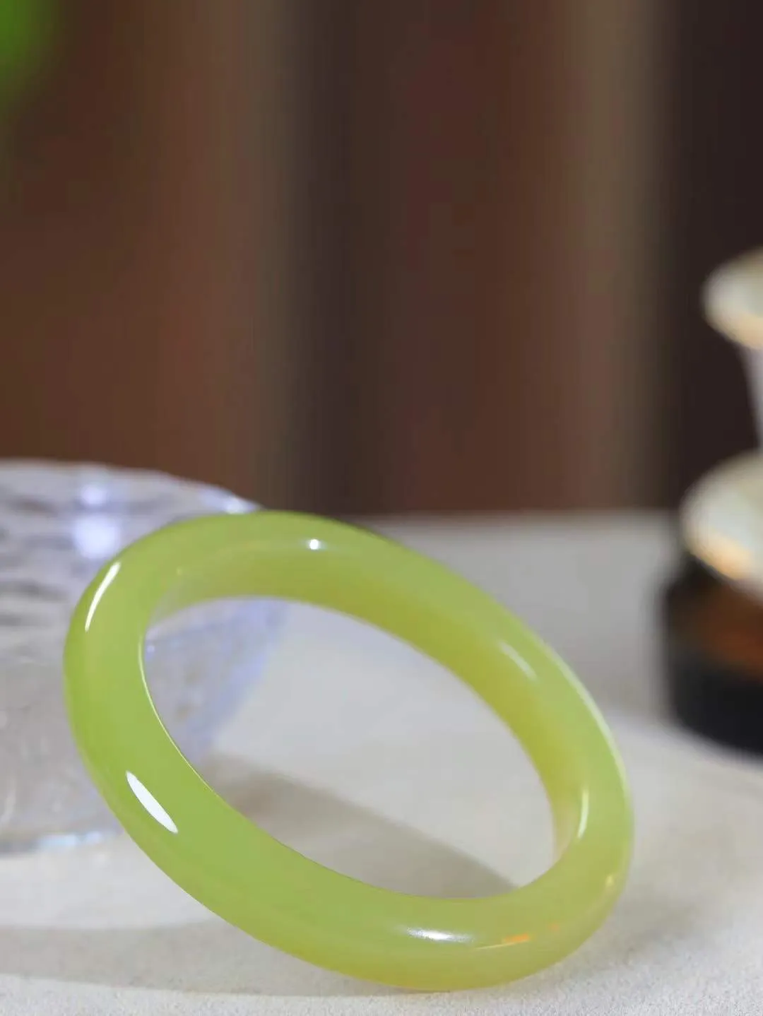 【诗情画意.手镯】

精品和田玉黄口手镯   细腻油脂,手感润滑。意韵飘渺，温雅细腻，工艺精湛，️氤氲诗意的美跃然于手腕之间，给人以出尘的风雅，优美脱俗，气质非凡。重61克 内径60.5mm尺寸12-9.3mm  22120300A