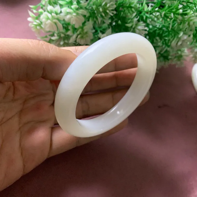 糯白色，和田玉56.3圈口羊脂白手镯，玉质特细腻油润，高脂粉，品相超赞，萦绕腕间时，古韵不失时尚，素