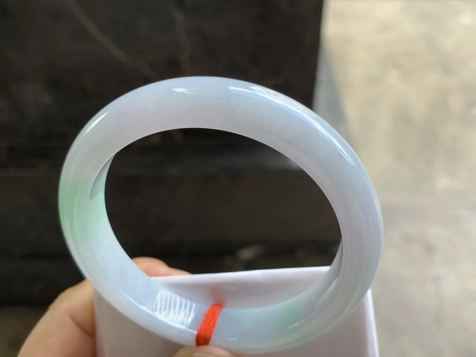 56-11.4-8.2mm
细糯飘色手镯 底子细腻 清爽干净 一抹色很漂亮 推荐