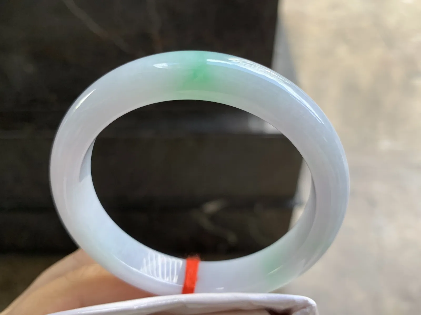 56-11.4-8.2mm
细糯飘色手镯 底子细腻 清爽干净 一抹色很漂亮 推荐