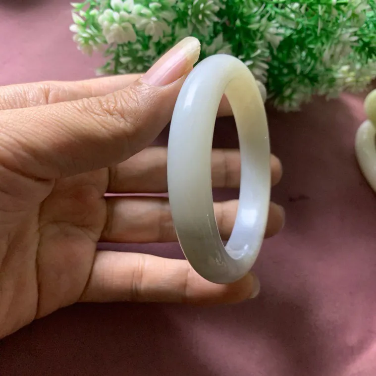 和田玉56圈口青花手镯，玉质特细腻油润，高脂粉，品相超赞，萦绕腕间时，古韵不失时尚，素雅不失品味，细