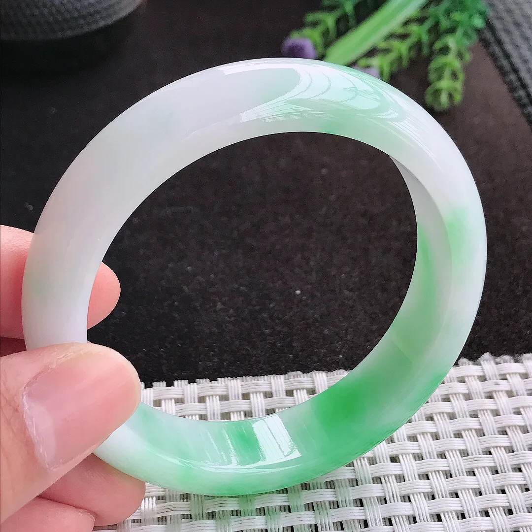 天然A货翡翠57/14.2/8.5老坑冰润起胶白底青飘阳绿手镯宽边玉手镯