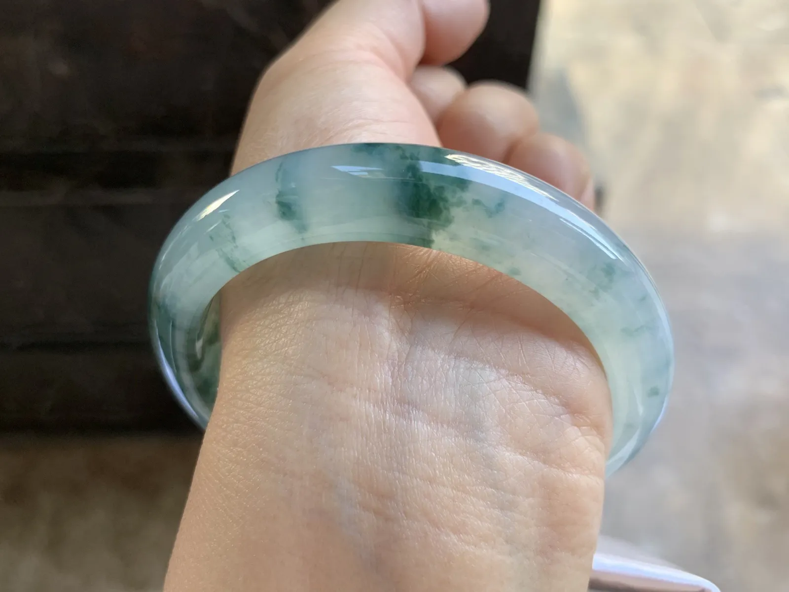 57-12.3-8.6mm
冰种飘花手镯 水润冰透 花色灵动