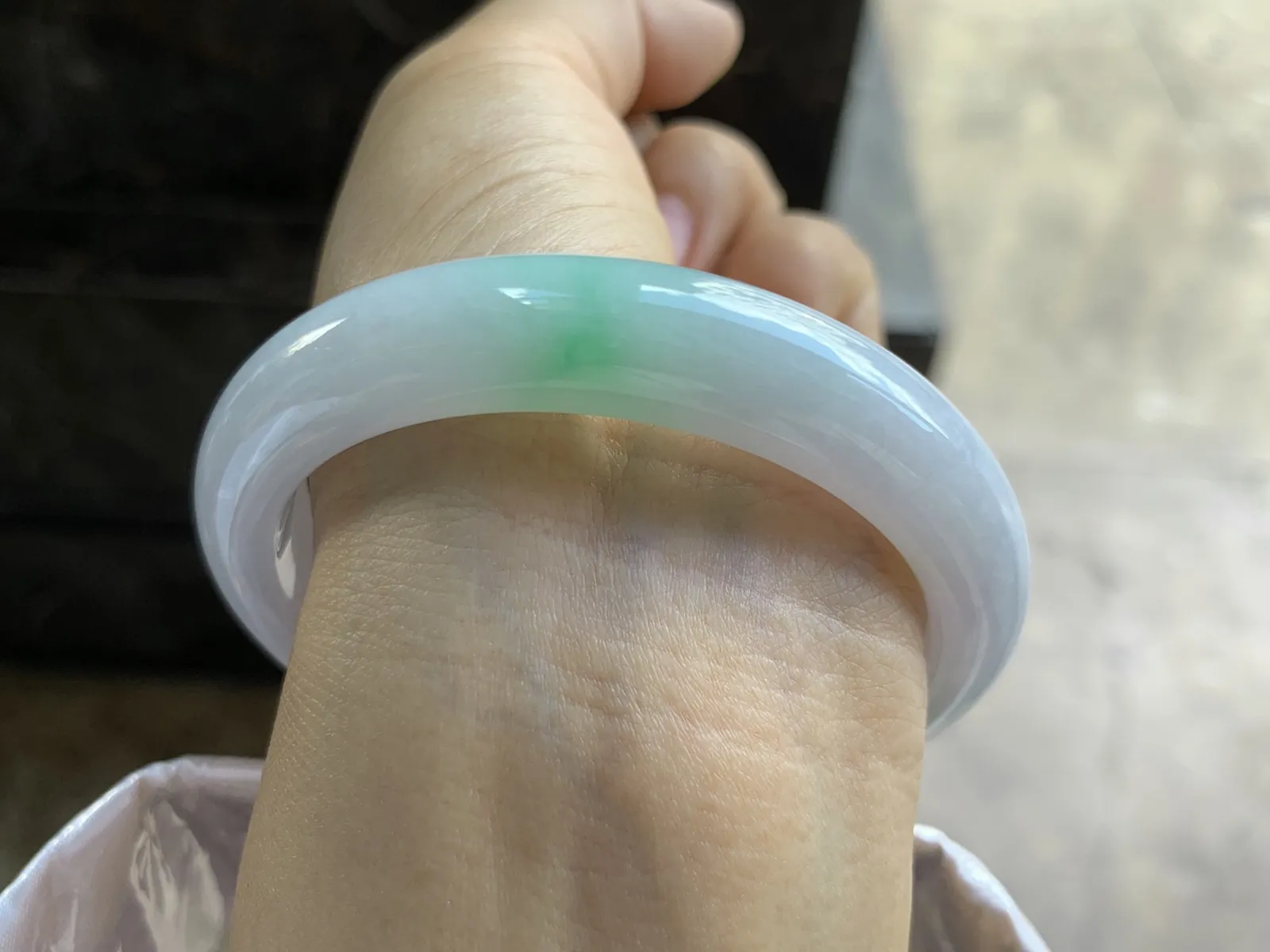 56-11.4-8.2mm
细糯飘色手镯 底子细腻 清爽干净 一抹色很漂亮 推荐