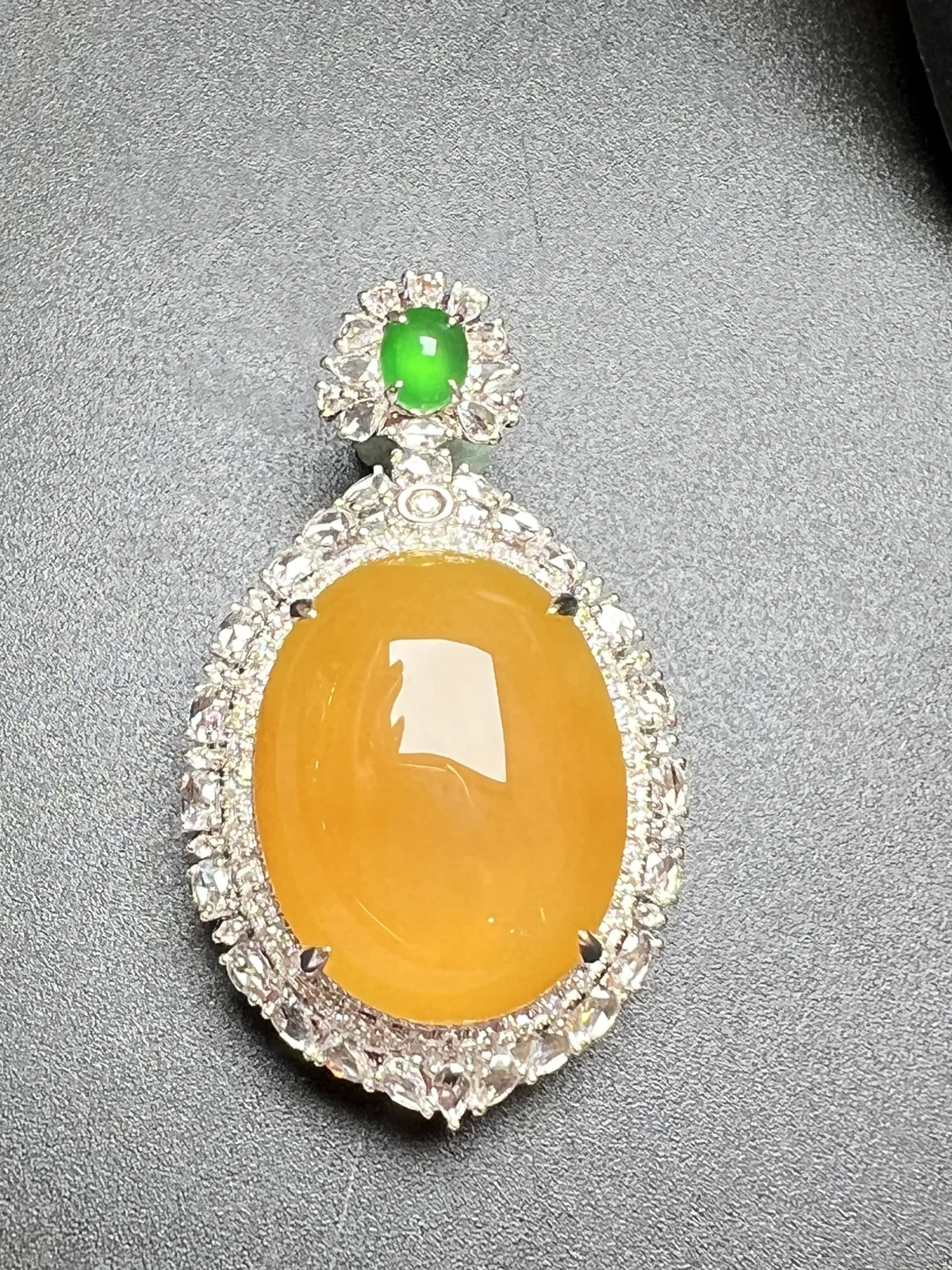 级品黄大蛋坠没有电黄底，整体尺寸43*25.5*16.1 裸石尺寸22.5*17.6*6.5