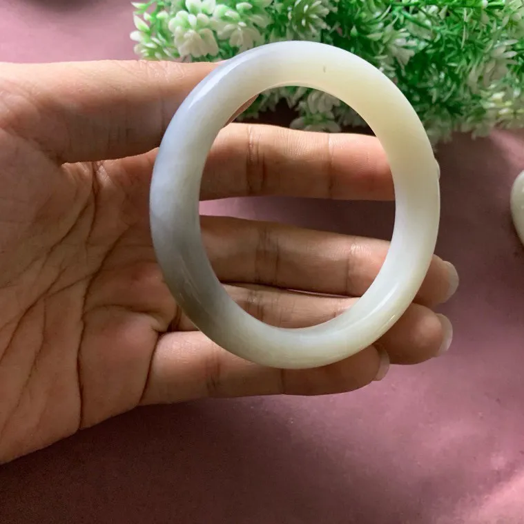 和田玉56圈口青花手镯，玉质特细腻油润，高脂粉，品相超赞，萦绕腕间时，古韵不失时尚，素雅不失品味，细腻光滑的触感，使人沉醉，气质高