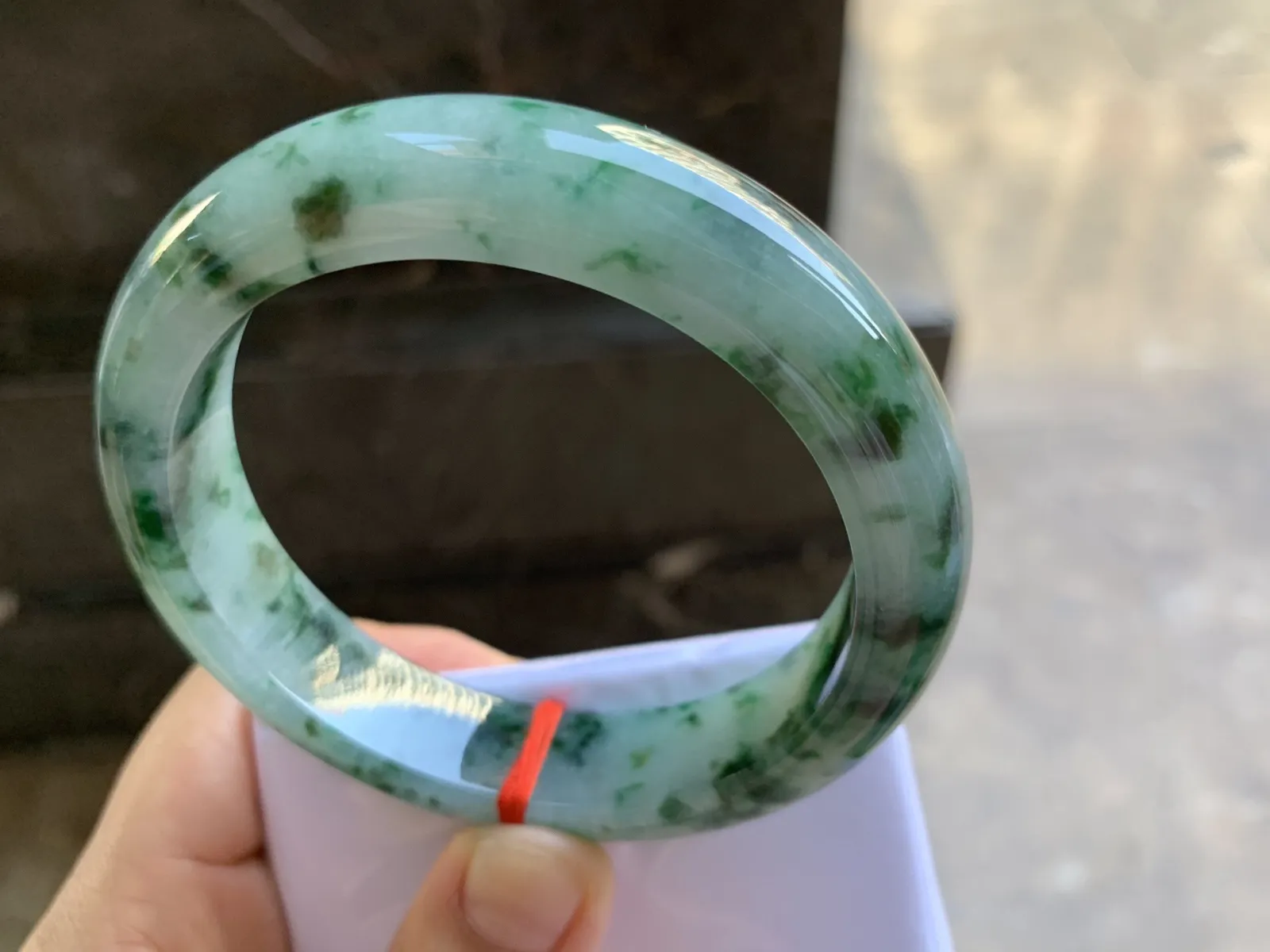 60-14.2-9.5mm
飘花大圈口手镯 底子细腻 花色浓郁 宽版大圈口