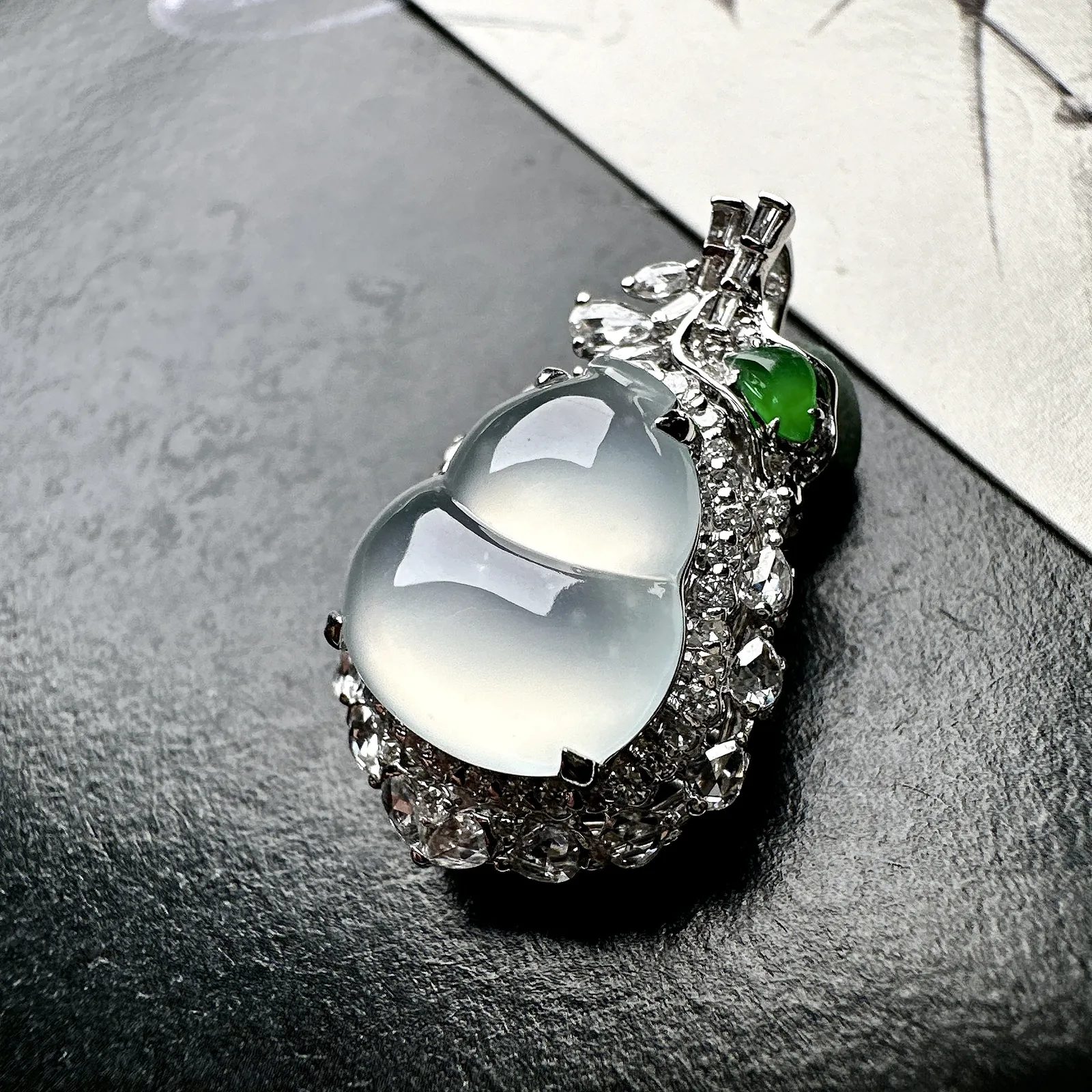 【冰种葫芦吊坠】质地细腻清爽，荧光感强烈，起刚光强烈，18K金钻镶嵌，裸石尺寸14.9*13.3*4.9毫米