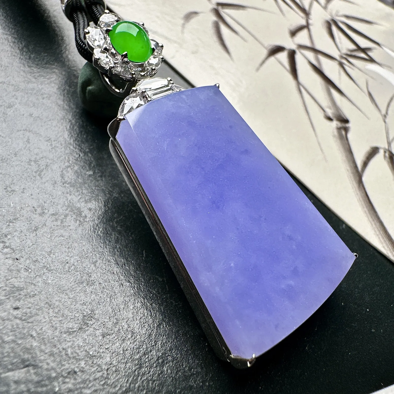 【冰种紫无事牌吊坠】少见的冰紫无事牌，质地细腻，妖紫色泽，光泽度不错，18k金钻镶嵌，裸石尺寸31.3*22.9*5.3毫米