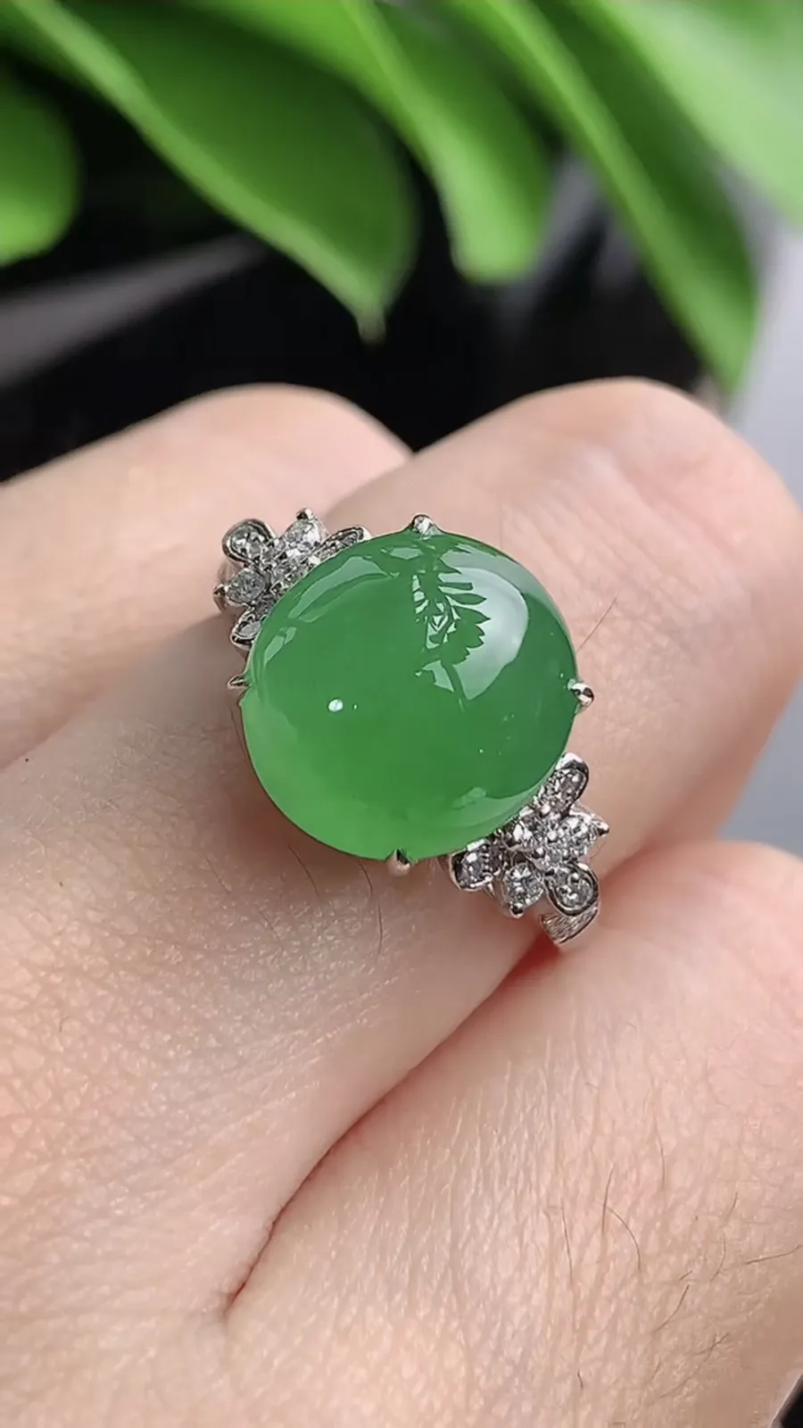 a货翡翠老坑冰种18K金伴钻镶嵌阳绿蛋面戒指 圈口17.3裸石尺寸11.5×10.6mm 重量5.00g 1203