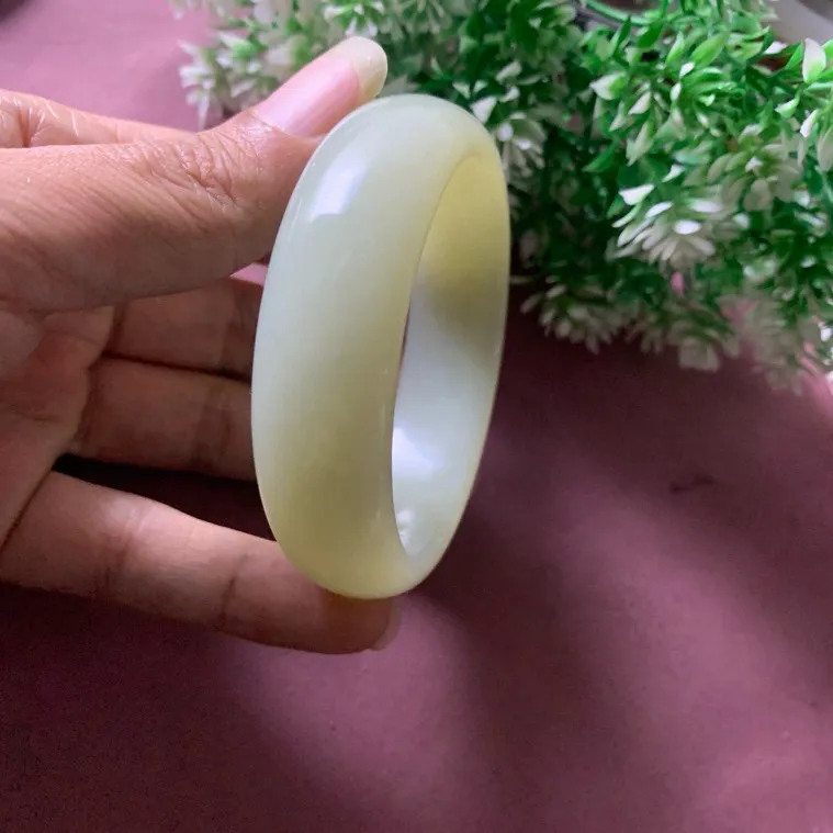 和田玉57圈口黄口料宽版手镯，玉质特细腻油润，高脂粉，品相超赞，萦绕腕间时，古韵不失时尚，素雅不失品