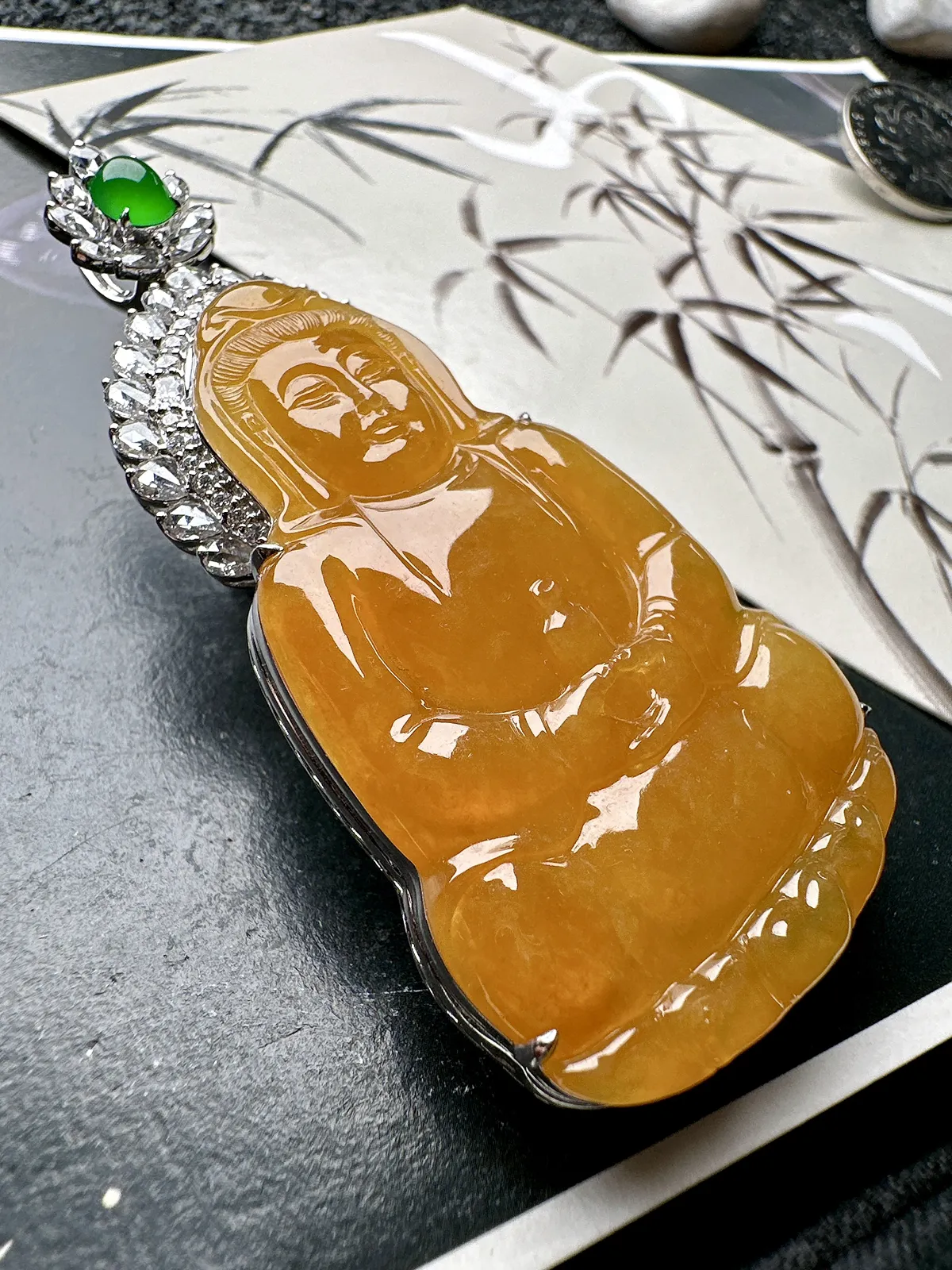 【冰种黄翡观音吊坠】质地细腻，工艺很好，饱满圆润，18k金钻镶嵌，裸石尺寸53.7*32.5*4.5毫米，收藏价值
