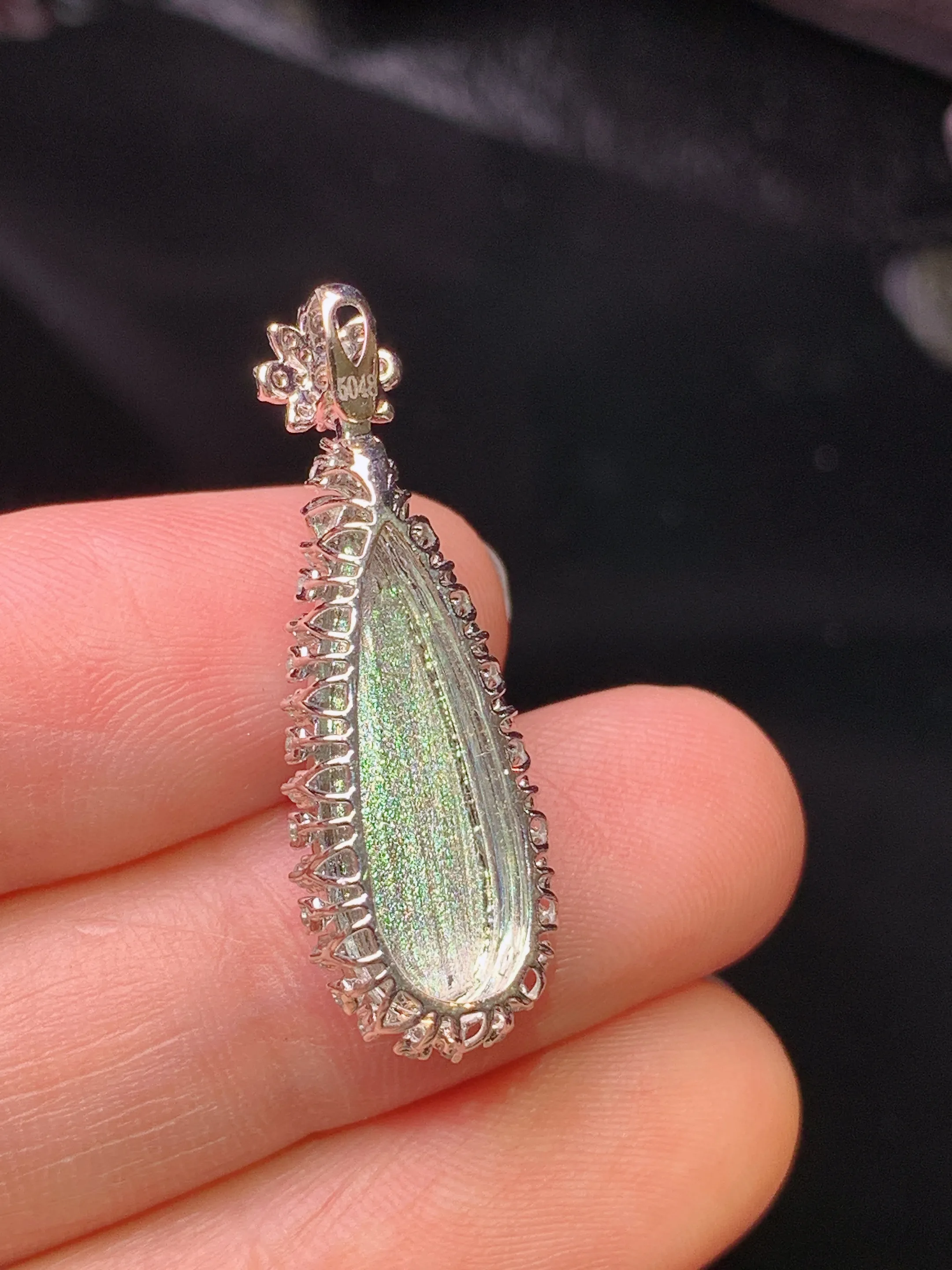 18k金钻镶嵌满绿水滴吊坠 玉质细腻 色泽清新艳丽 整体尺寸29.8*10.3*7.2