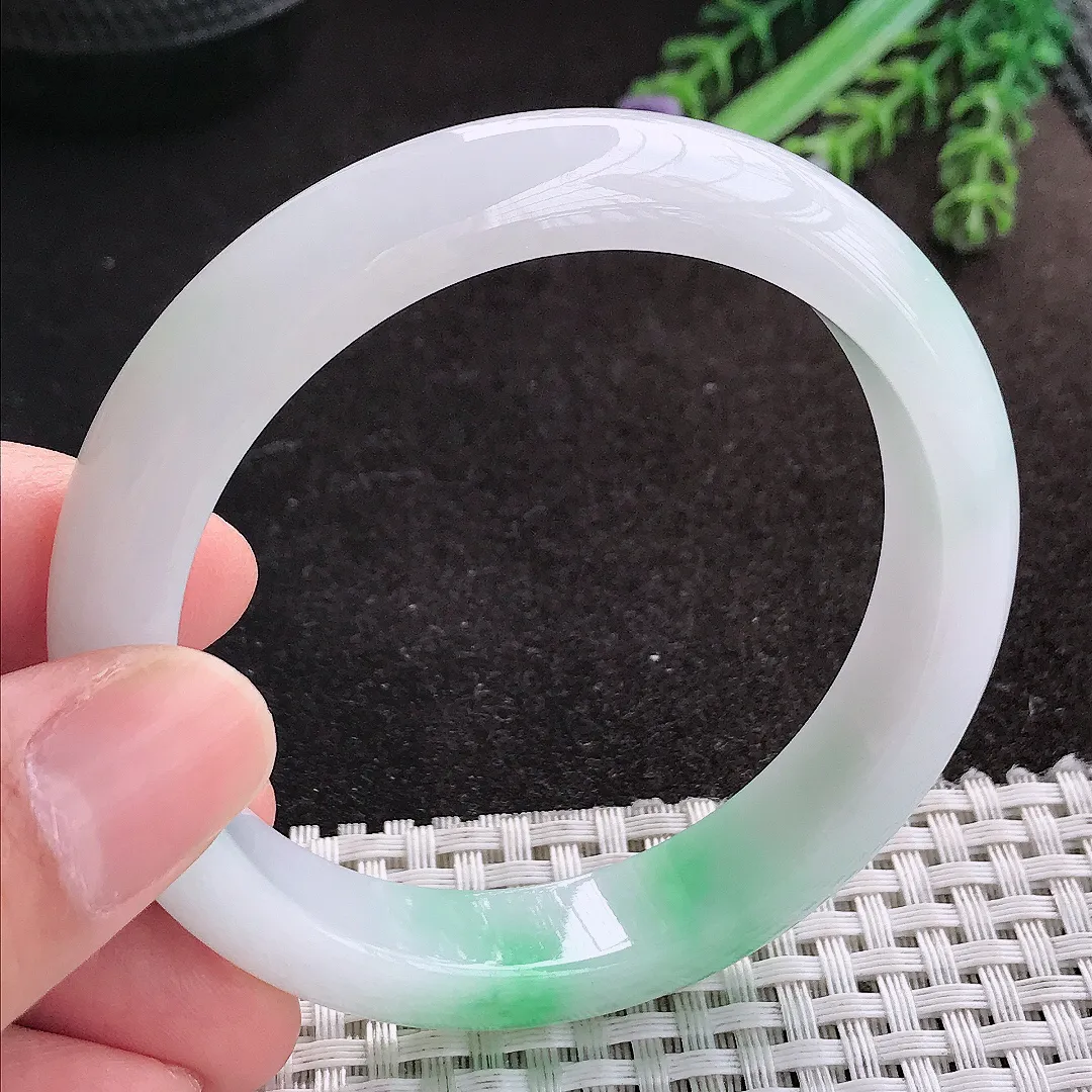 天然A货翡翠56.5/12/8.2老坑精美冰润飘绿手镯白底青宽边玉手镯