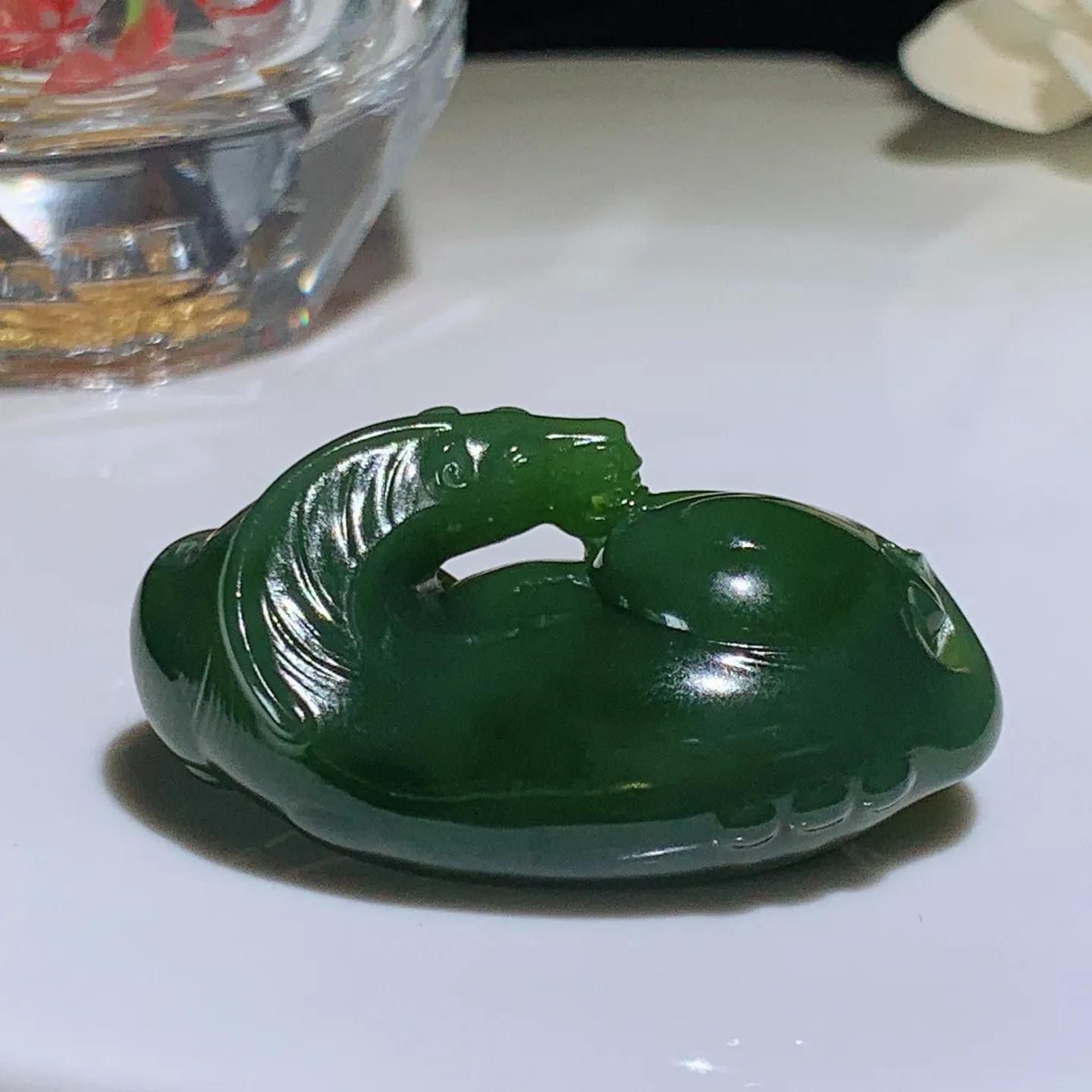 和田玉菠菜绿俄罗斯碧玉马到成功唐马挂件。尺寸48/25/19重33克。玉质细腻油润。手推出油。佩戴高端典雅。lt251203