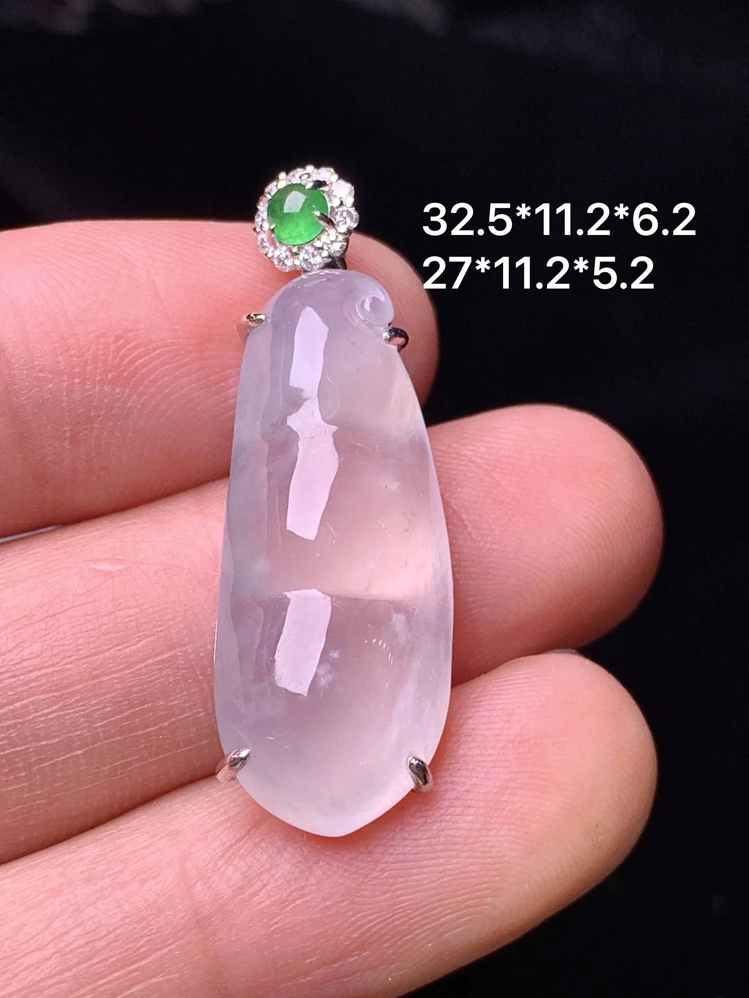 18k金钻镶嵌冰种四季豆吊坠 玉质细腻 色泽清新艳丽 整体尺寸32.5*11.2*6.2