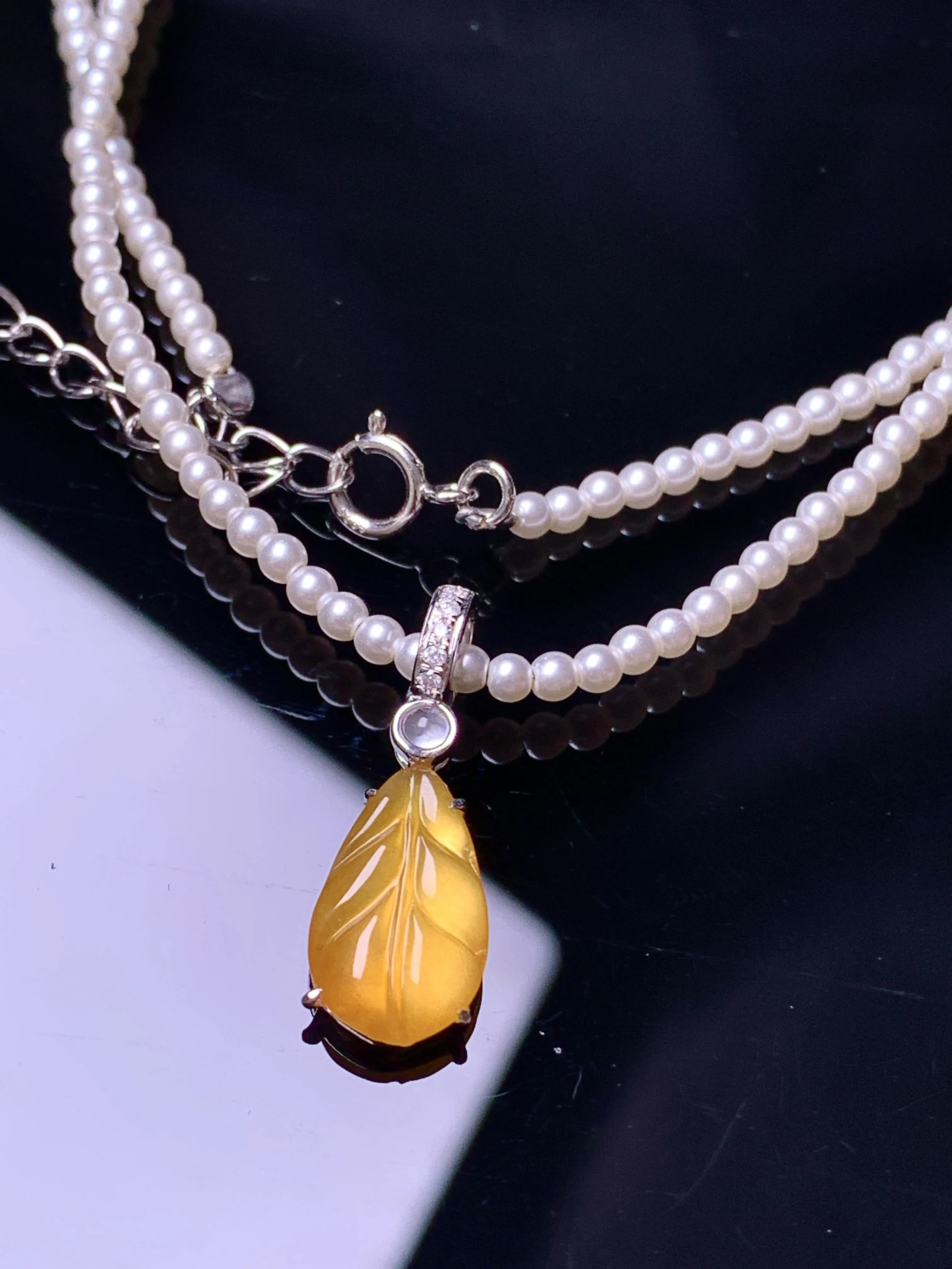 18k金钻镶嵌黄翡树叶吊坠 玉质细腻 色泽清新艳丽 整体尺寸21*7.5*3