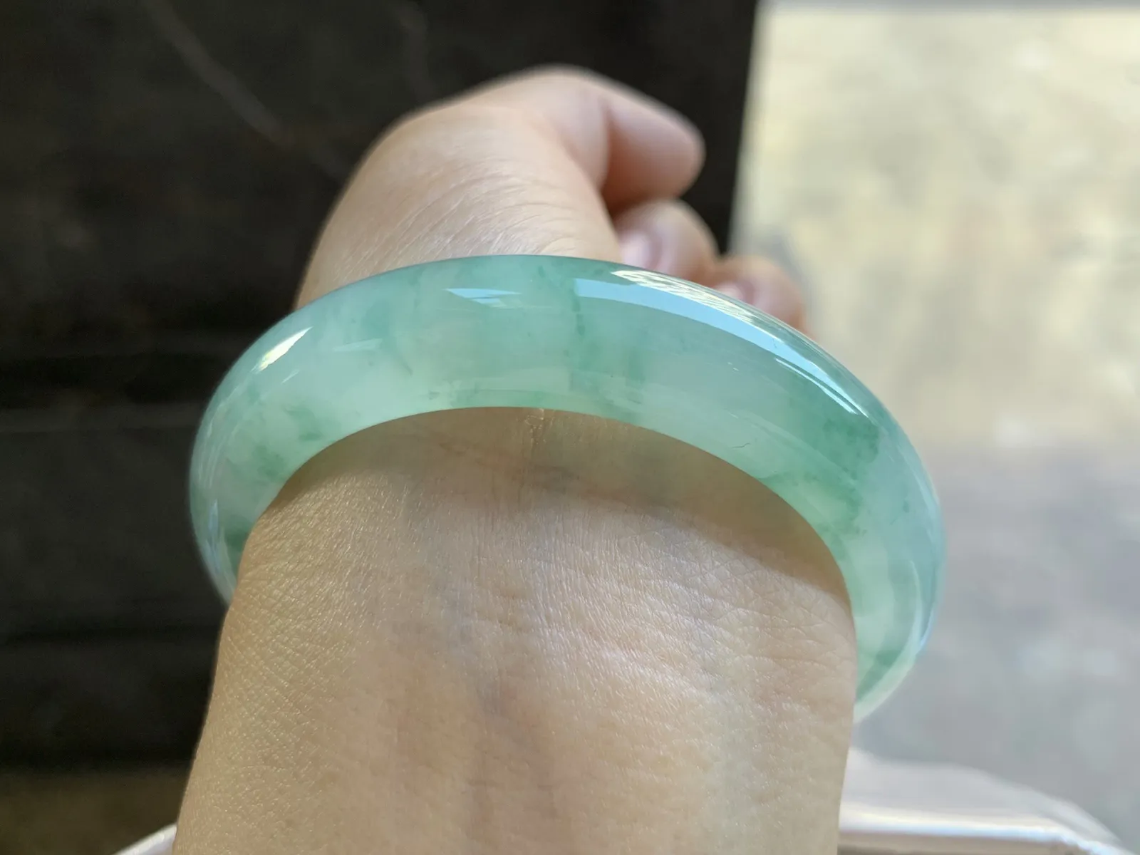 51.5-12.4-8mm
冰种绿花手镯 水润光泽 花色漂亮