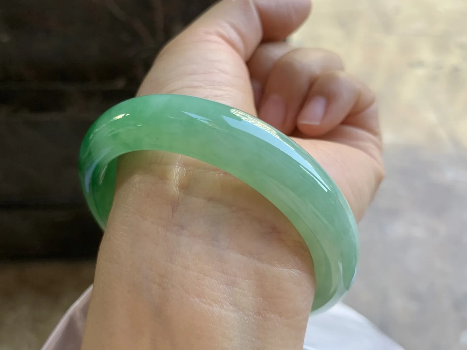 56-12.6-8.2mm
带色手镯 底子细腻 颜色辣绿