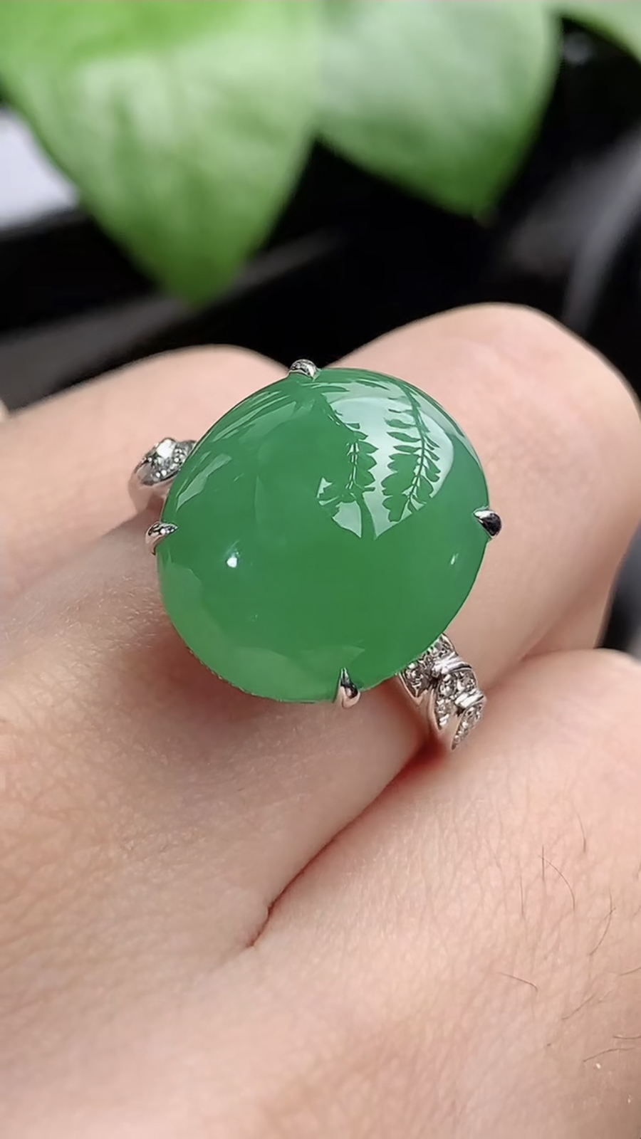 a货翡翠老坑冰种18K金伴钻镶嵌阳绿蛋面戒指 圈口17.7裸石尺寸15.2×13mm 重量6.33g 1204