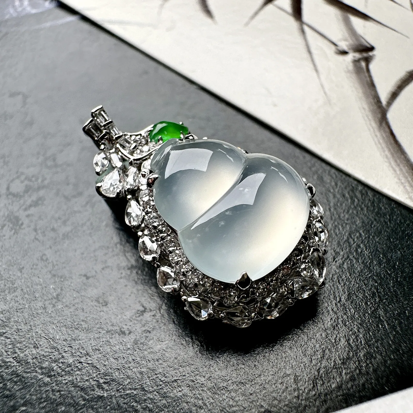 【冰种葫芦吊坠】质地细腻清爽，荧光感强烈，起刚光强烈，18K金钻镶嵌，裸石尺寸14.9*13.3*4