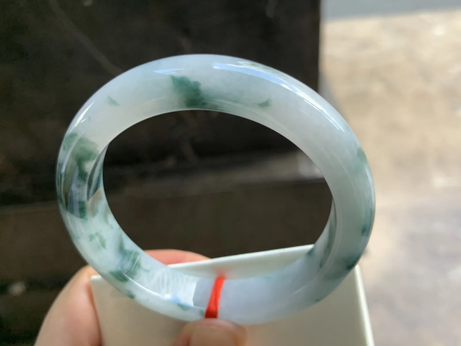 55-12.4-8.4mm
飘花手镯 底子细腻 花色浓郁