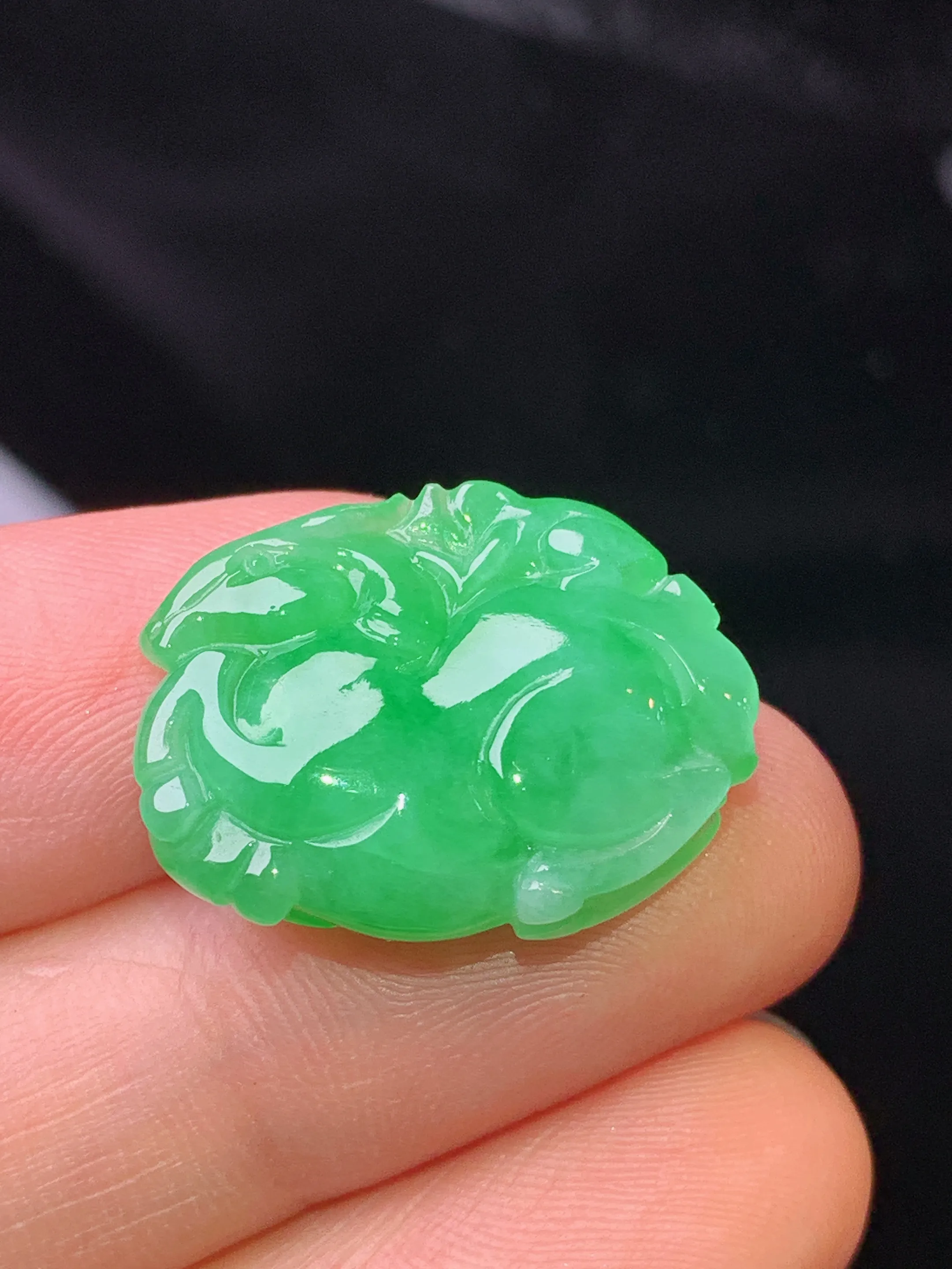 翠绿唐马吊坠 玉质细腻 色泽清新  整体尺寸21*7*16.8*6.6