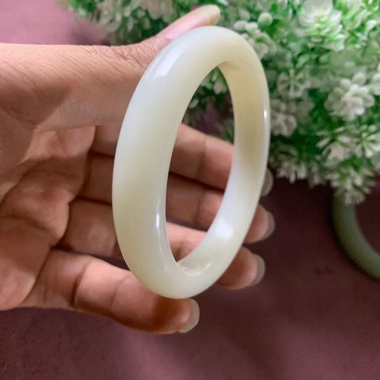 暖白色，和田玉57.5圈口羊脂白手镯，玉质细腻油润 底色纯净 无裂无杂 脂粉好，品质好