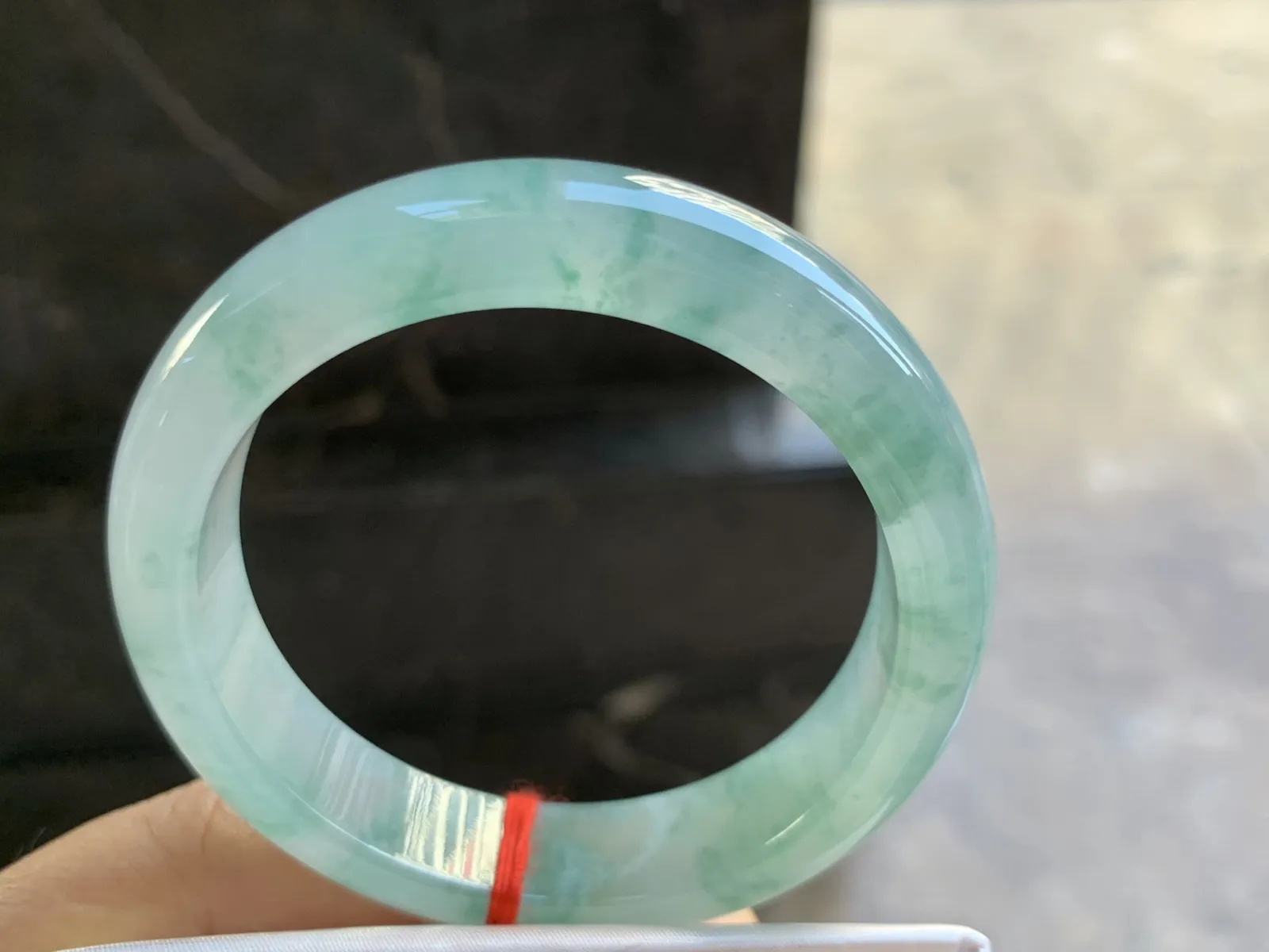 51.5-12.4-8mm
冰种绿花手镯 水润光泽 花色漂亮