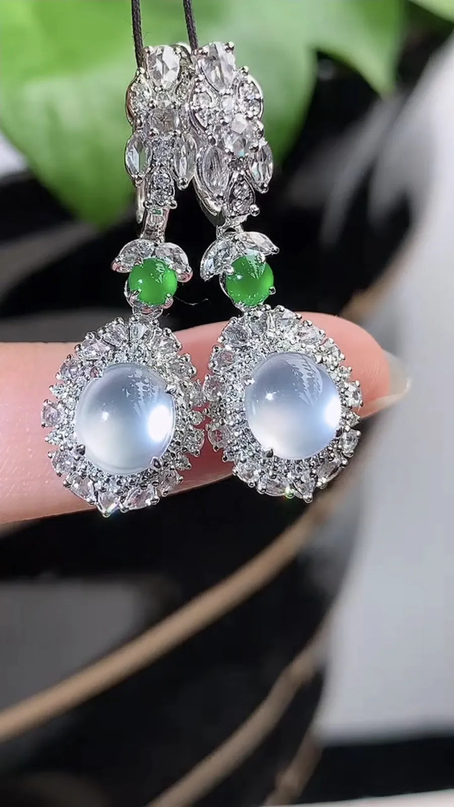 a货翡翠老坑高冰种18K金伴钻镶嵌白月光蛋面耳坠 尺寸7×6×10mm 重量7.20g 1204